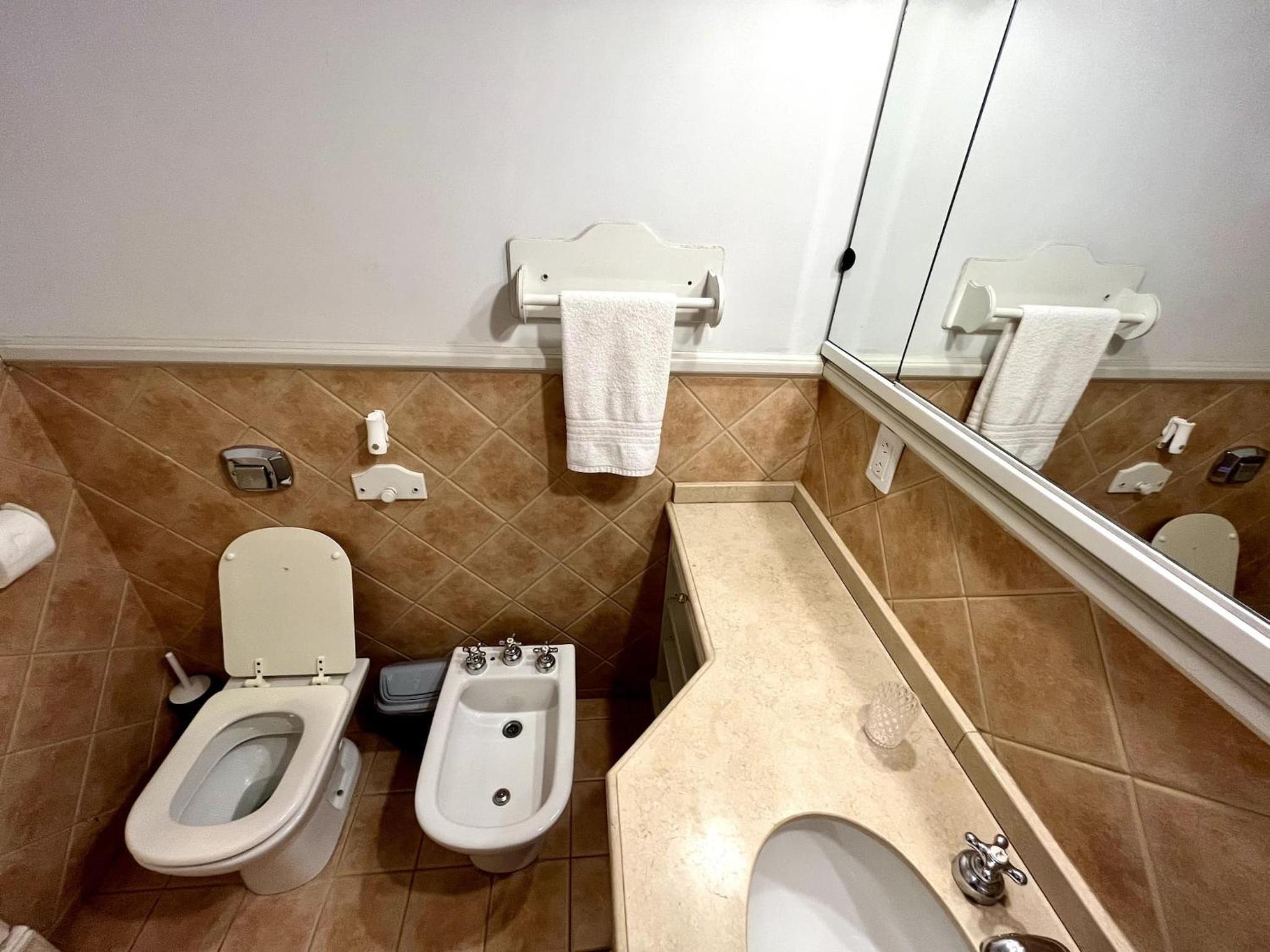 Villa Americana, con piscina en Chacras de coria.