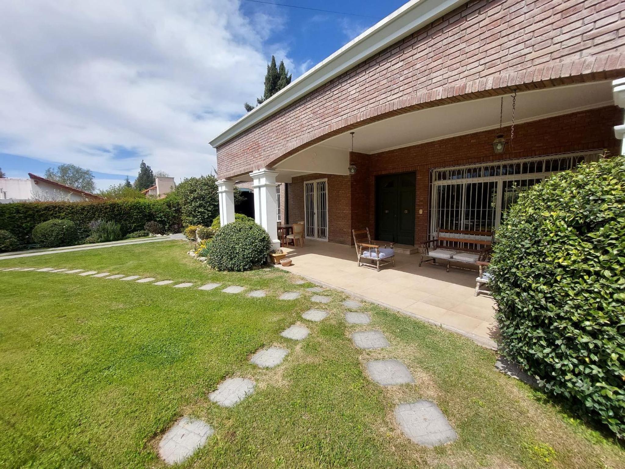 Villa Americana, con piscina en Chacras de coria.