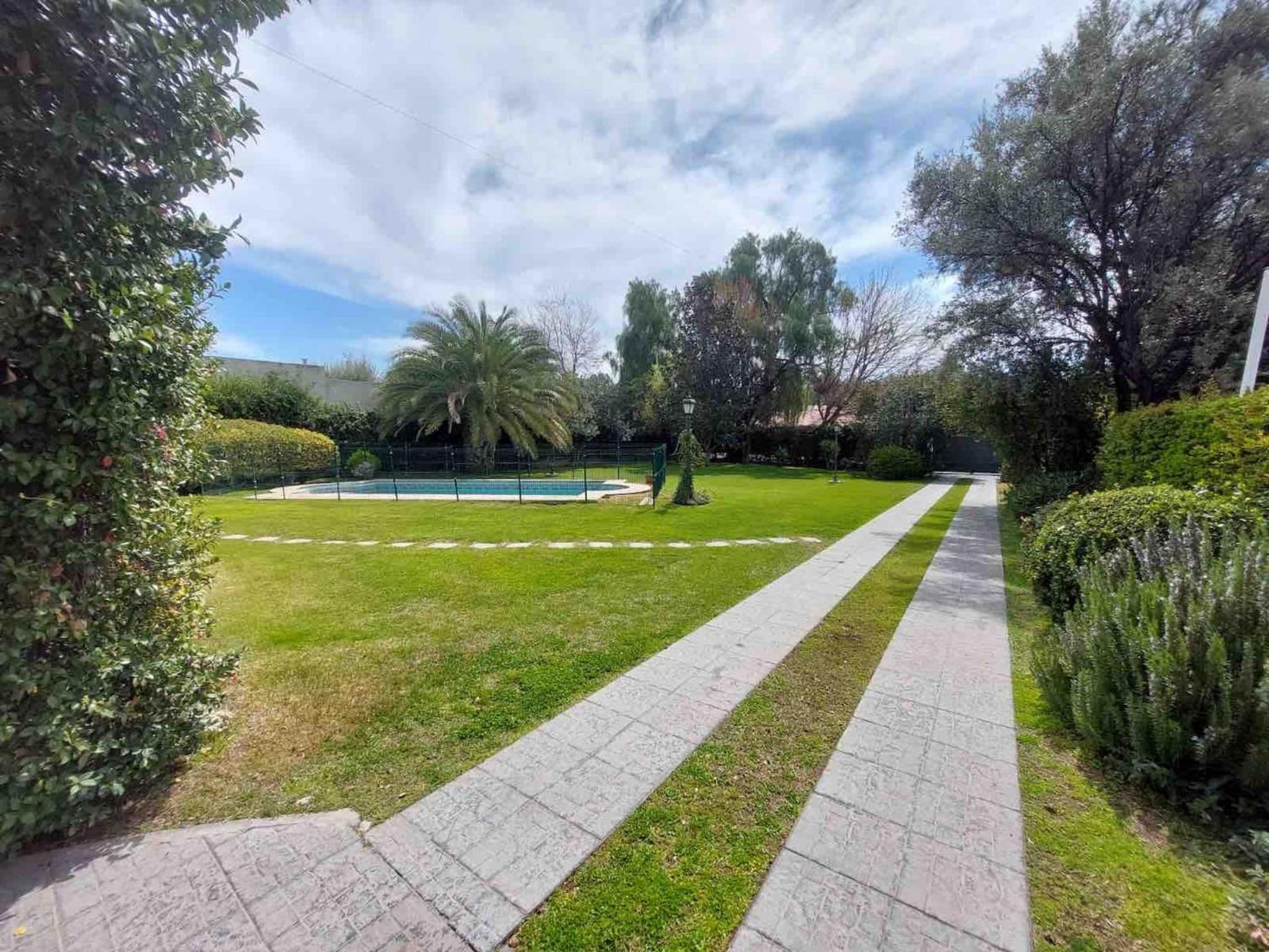 Villa Americana, con piscina en Chacras de coria.