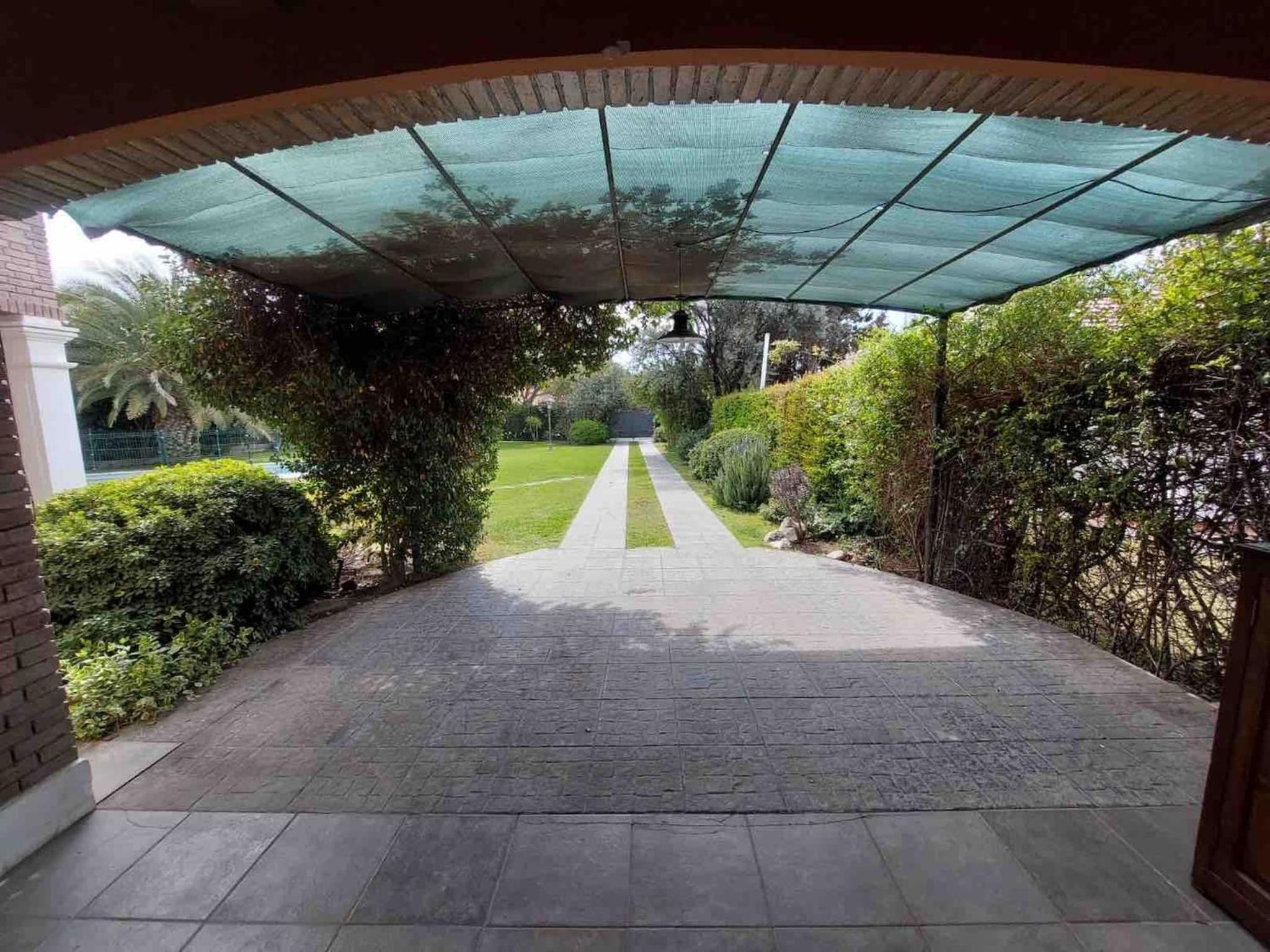 Villa Americana, con piscina en Chacras de coria.
