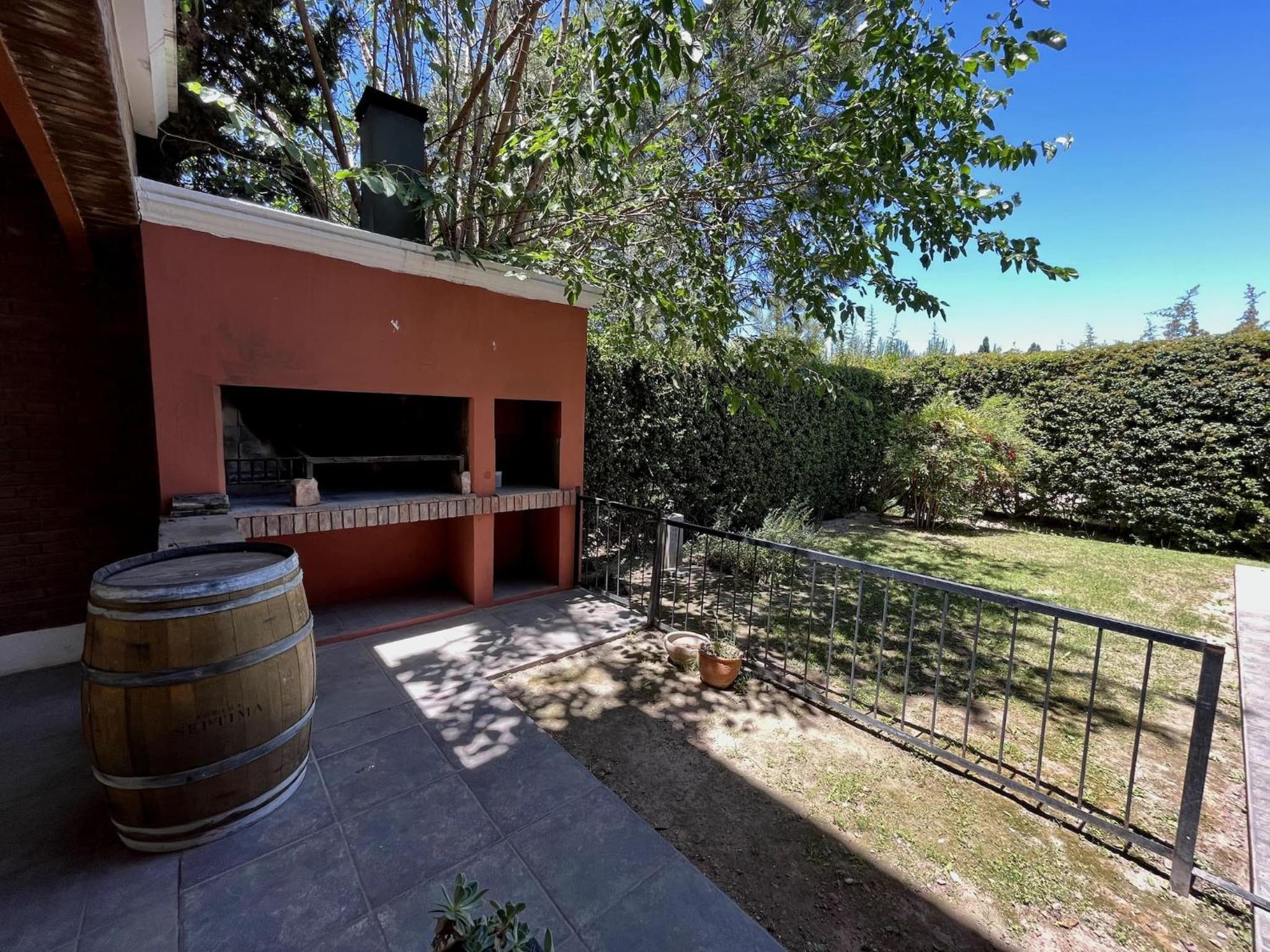 Villa Americana, con piscina en Chacras de coria.