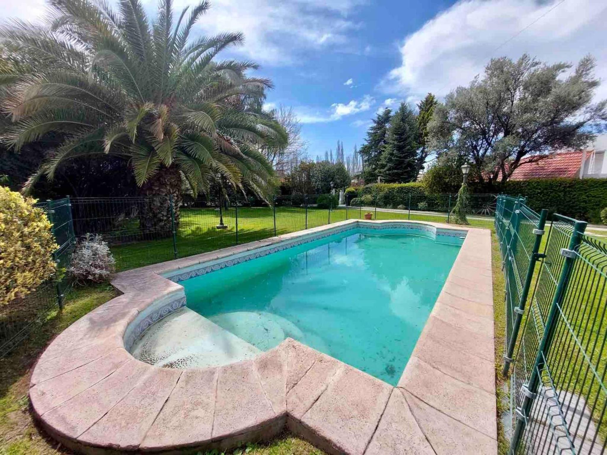 Villa Americana, con piscina en Chacras de coria.
