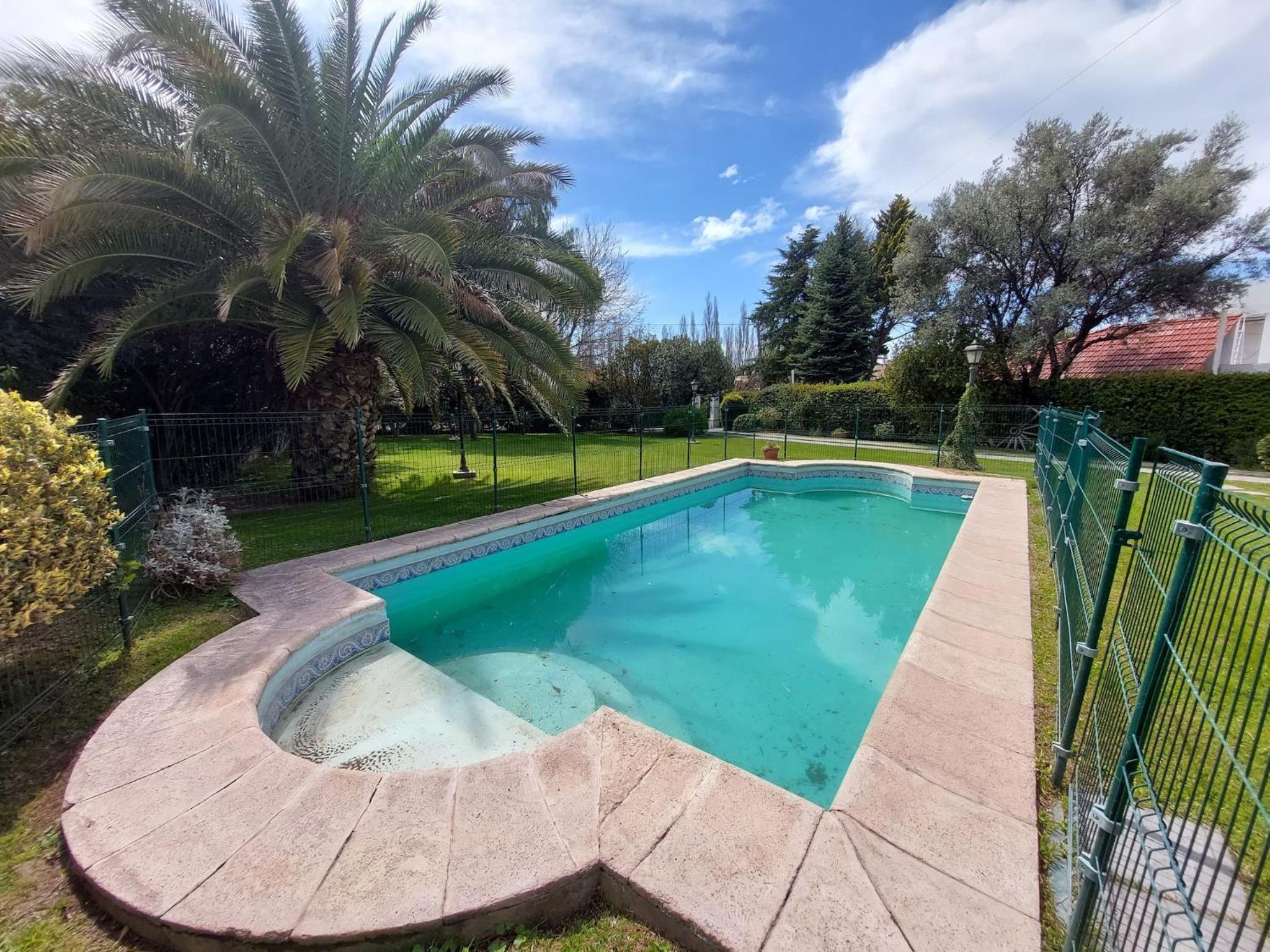 Villa Americana, con piscina en Chacras de coria.
