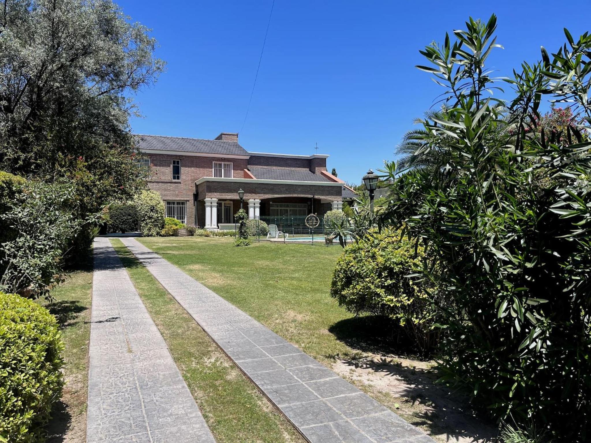 Villa Americana, con piscina en Chacras de coria.