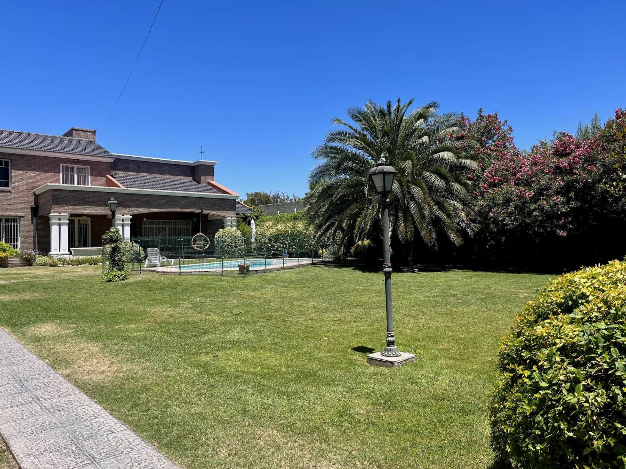 Villa Americana, con piscina en Chacras de coria.