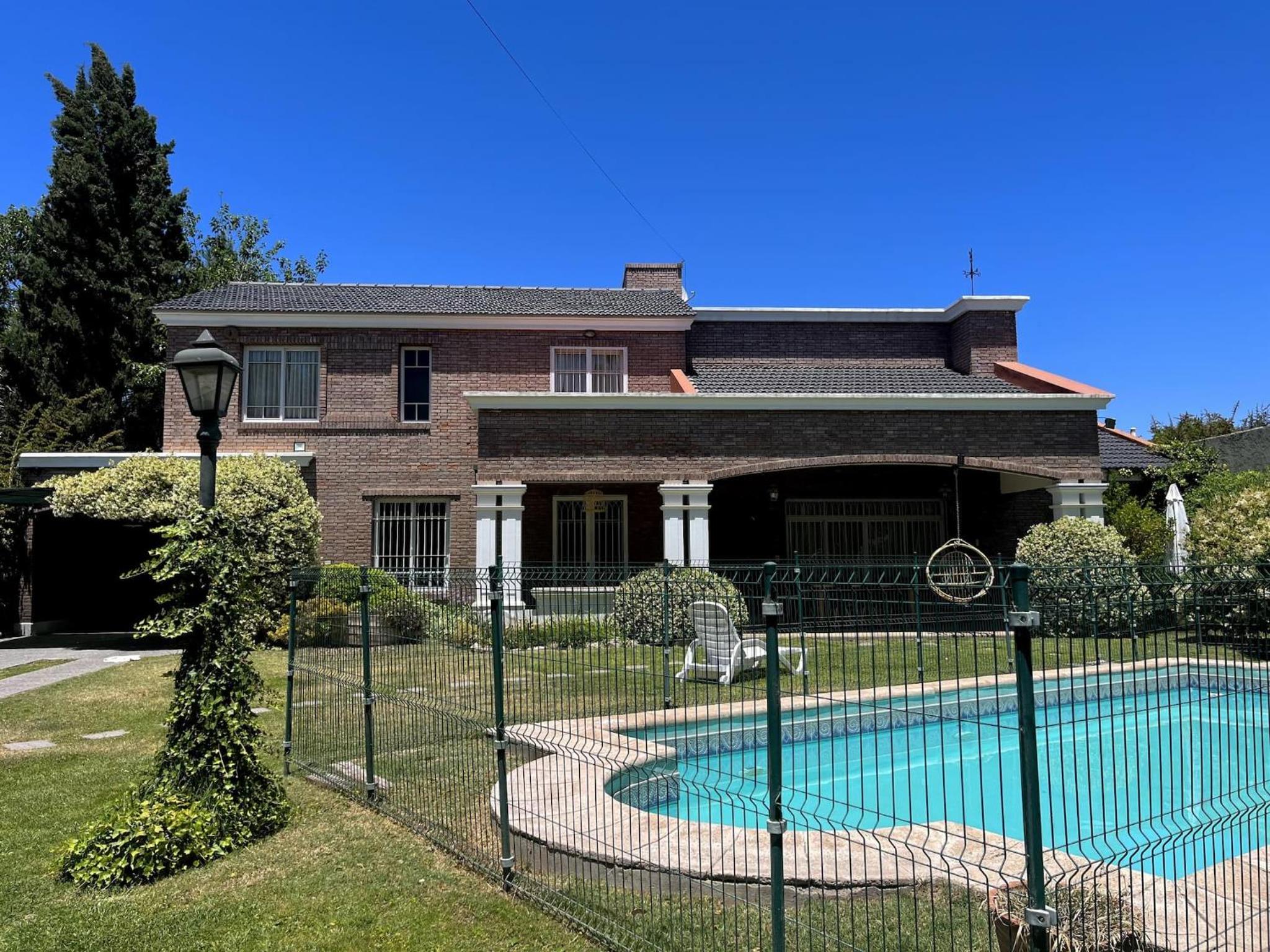 Villa Americana, con piscina en Chacras de coria.