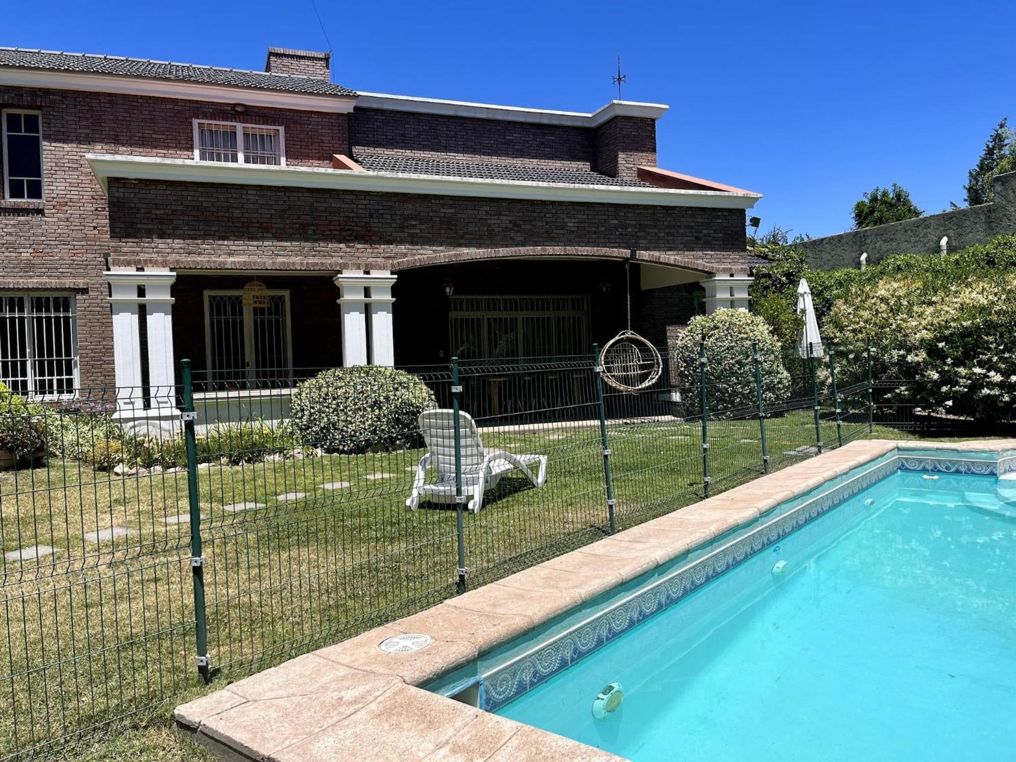 Villa Americana, con piscina en Chacras de coria.