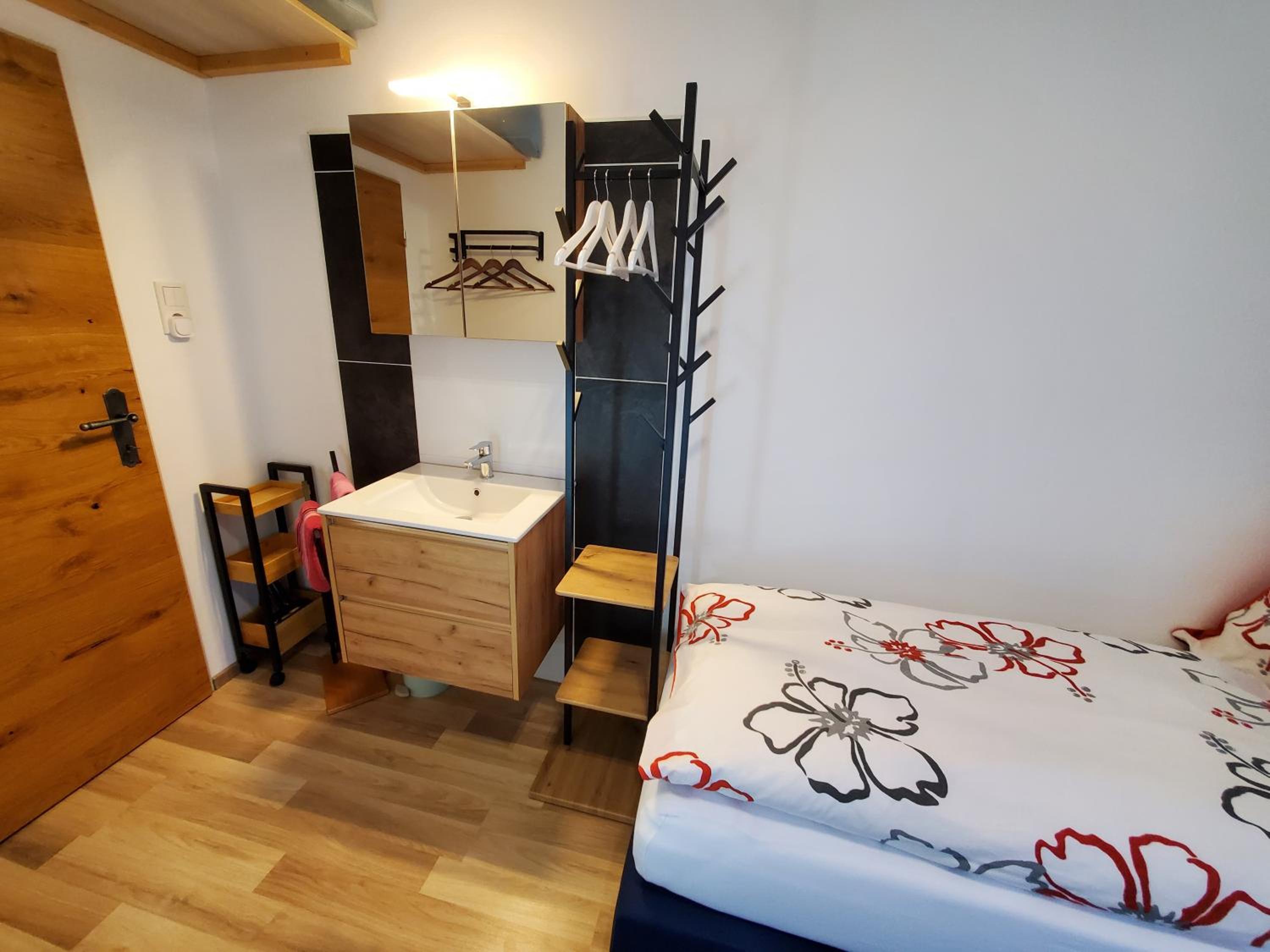Ferienwohnung am Krausberghof mit Balkon und Parkplatz, Aufenthaltsraum mit Spielmöglichkeiten, Erholung- inmitten der Natur, 6 Fahrminuten zur Alpentherme