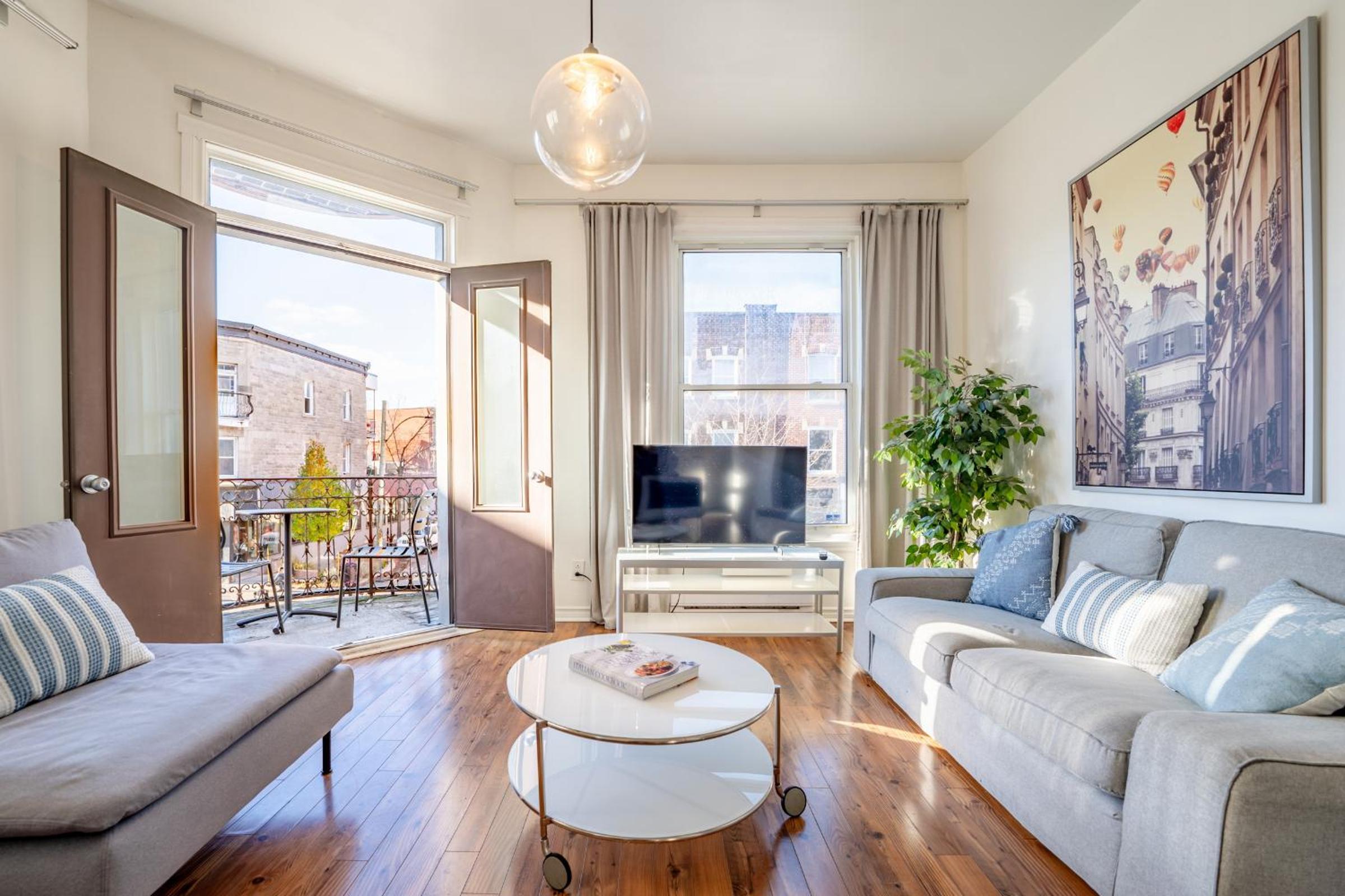 Chez Mont Royal Apartments!