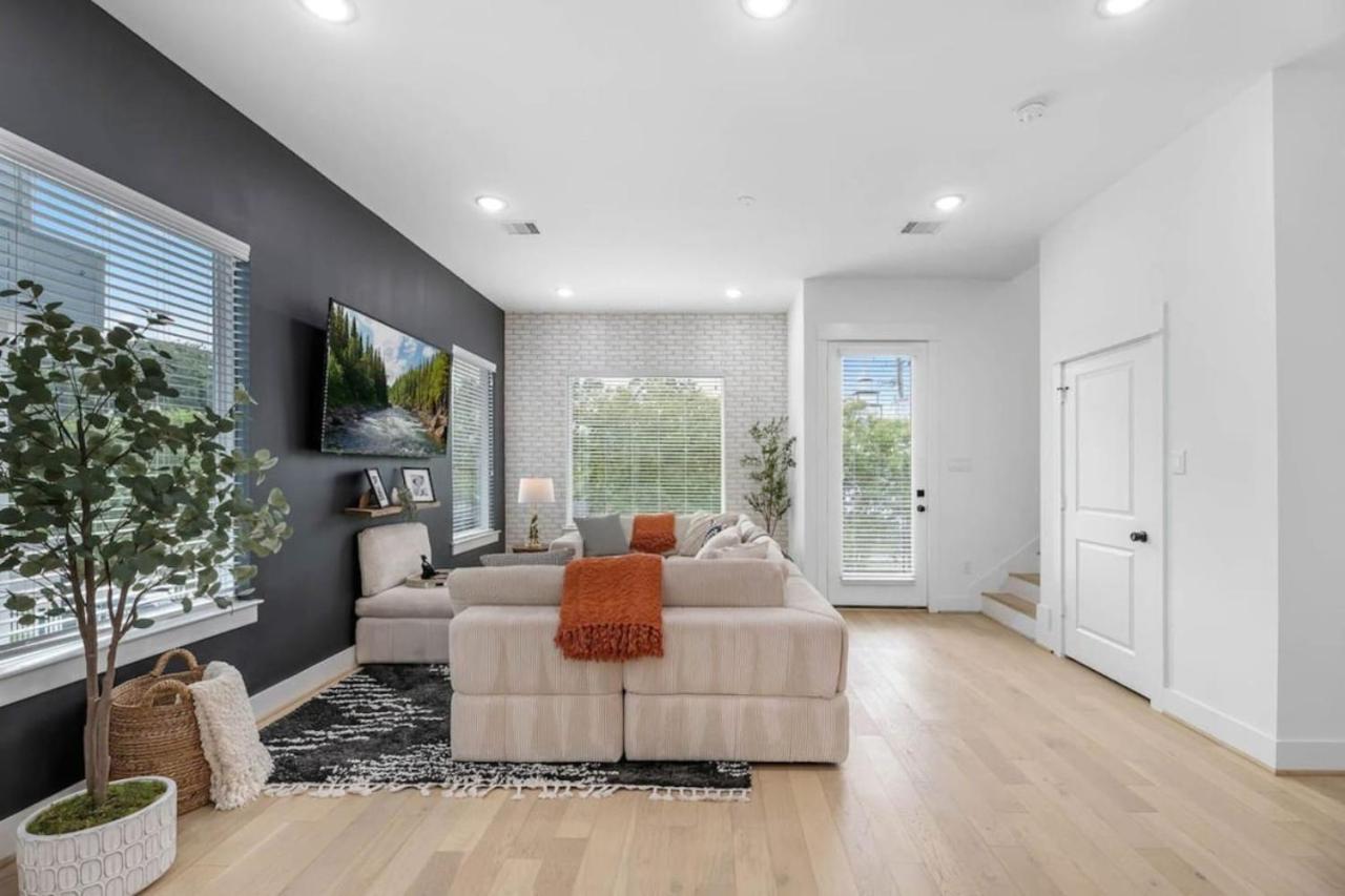447B Stunning decor with games and rooftop views view 3