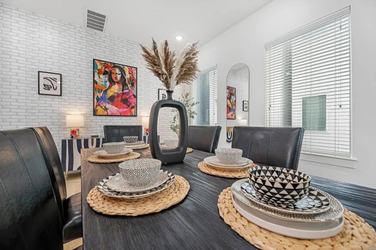 447B Stunning decor with games and rooftop views view 4