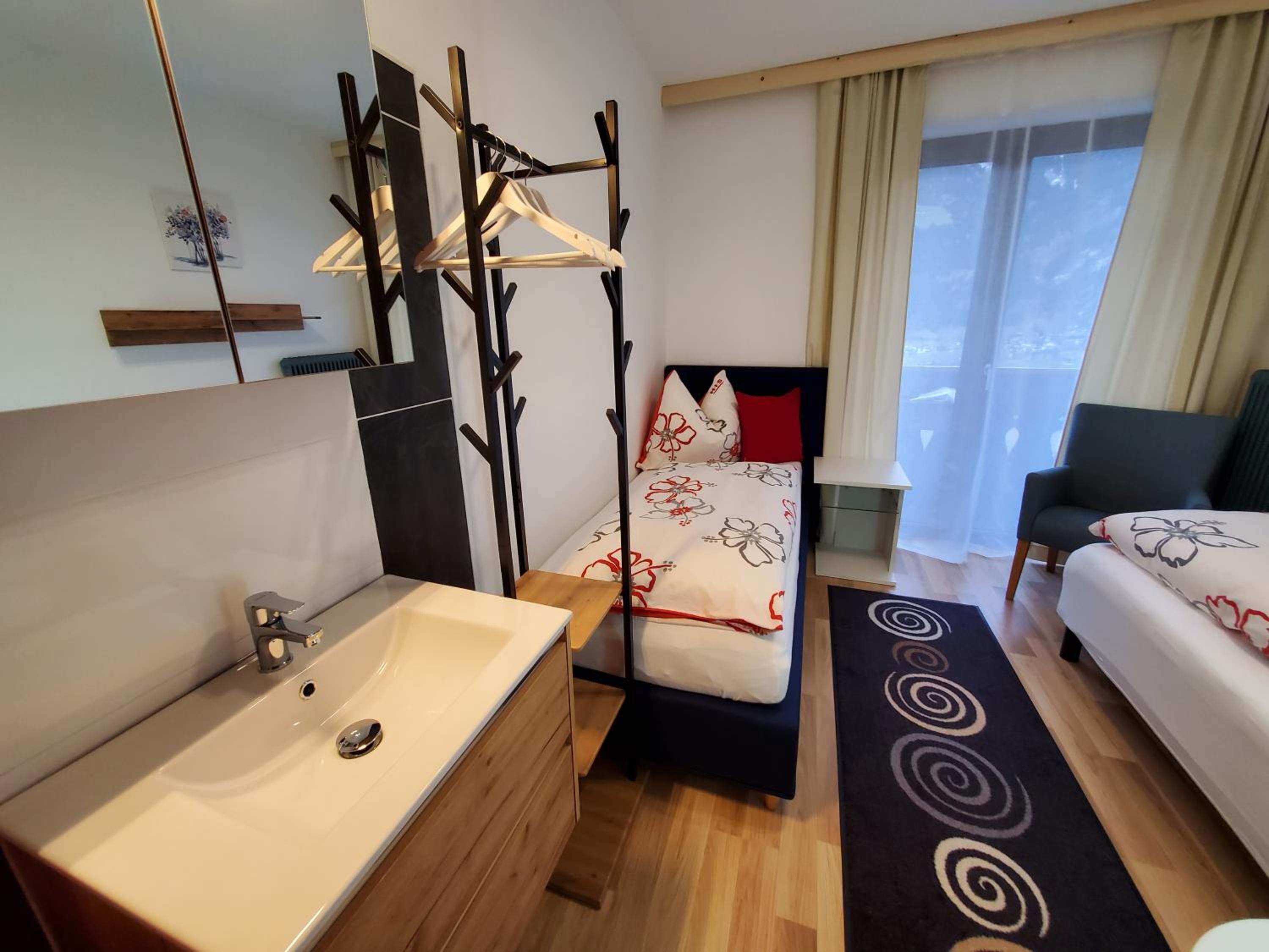 Ferienwohnung am Krausberghof mit Balkon und Parkplatz, Aufenthaltsraum mit Spielmöglichkeiten, Erholung- inmitten der Natur, 6 Fahrminuten zur Alpentherme