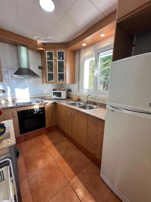 Bonito apartamento cerca de la playa con gran terraza AV-04