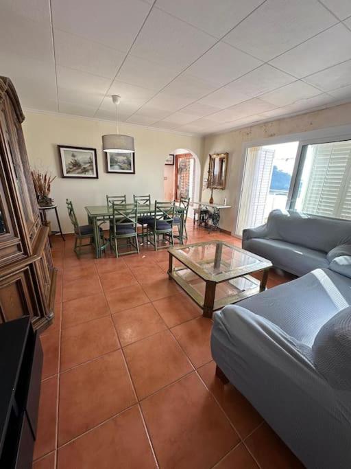 Bonito apartamento cerca de la playa con gran terraza AV-04
