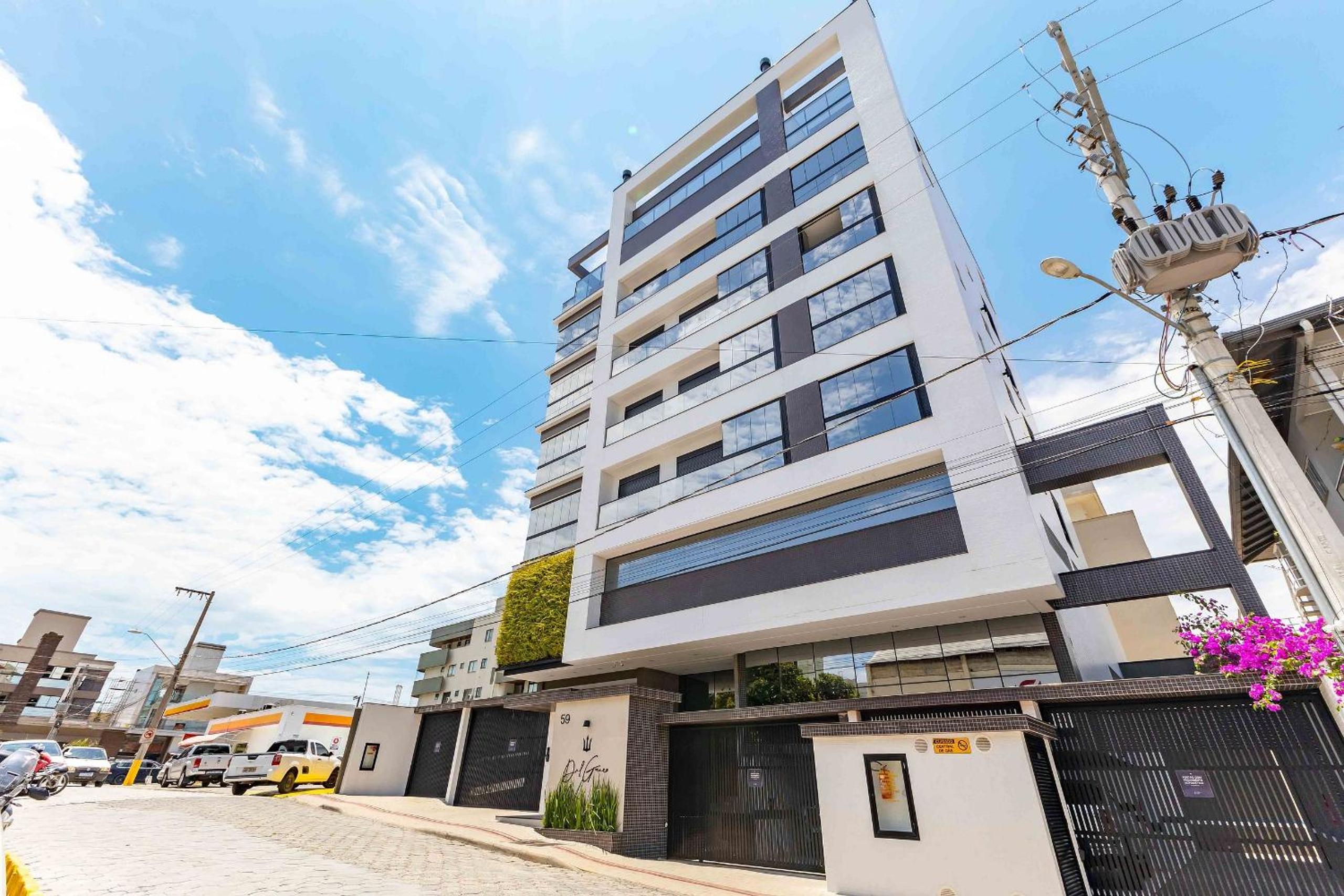 Apartamento alto padrão com piscina a 50 mts da praia