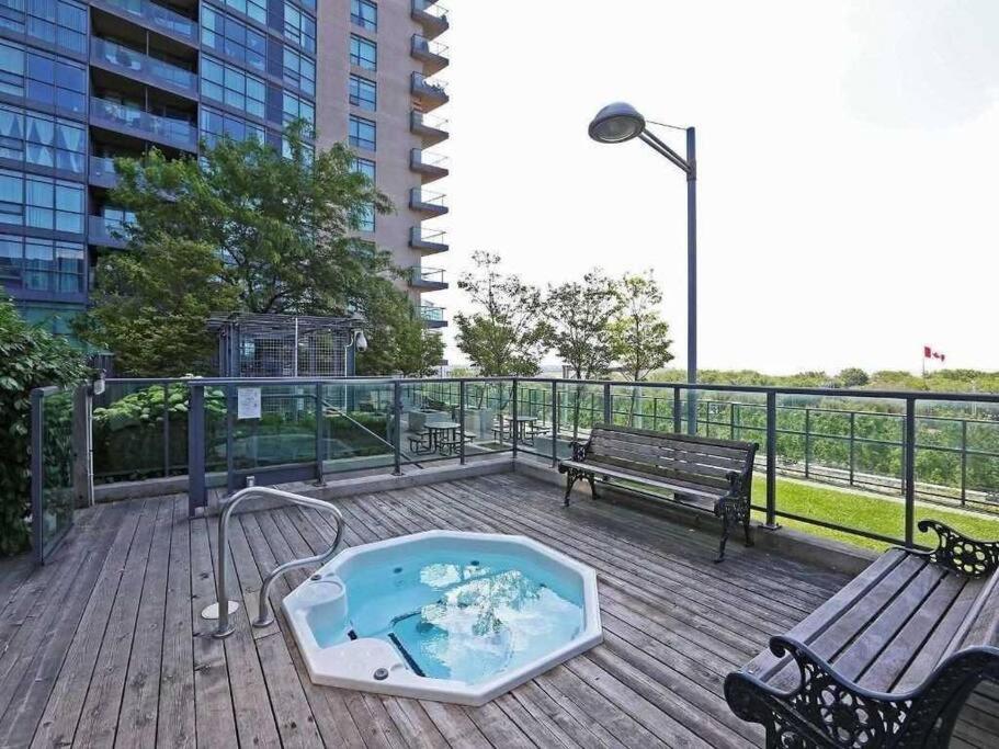 Downtown Toronto Condo Parking Sleeps 4 Balcony Walk to Lake