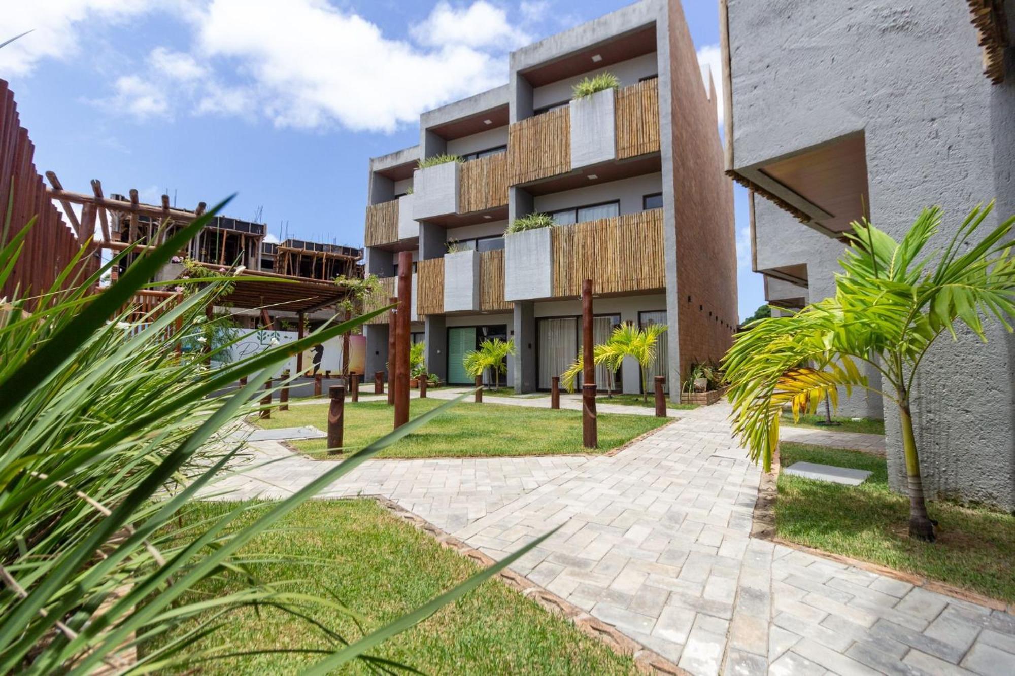 Triplex com piscina na praia do Patacho by QAVI