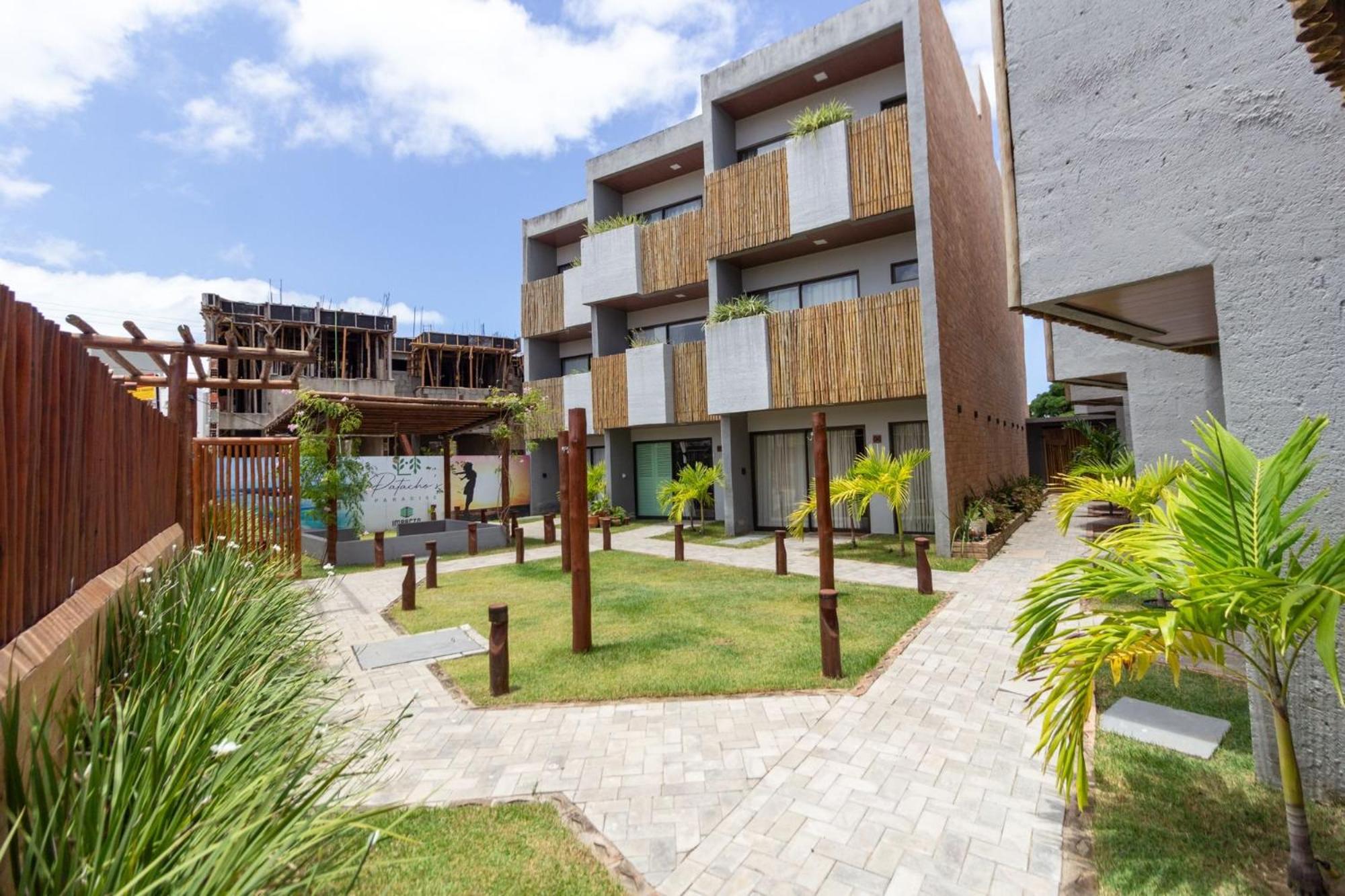 Triplex com piscina na praia do Patacho by QAVI