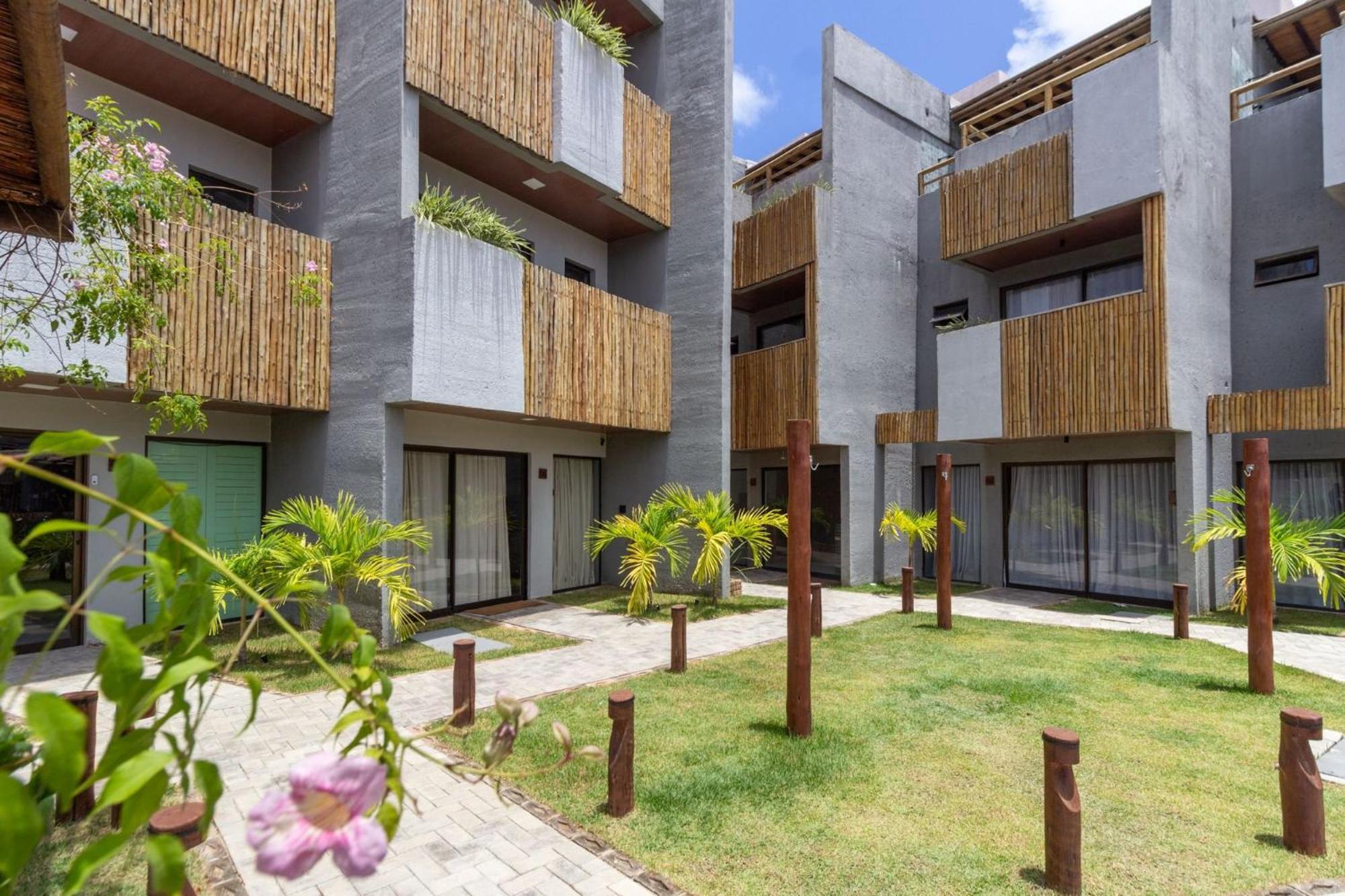 Triplex com piscina na praia do Patacho by QAVI