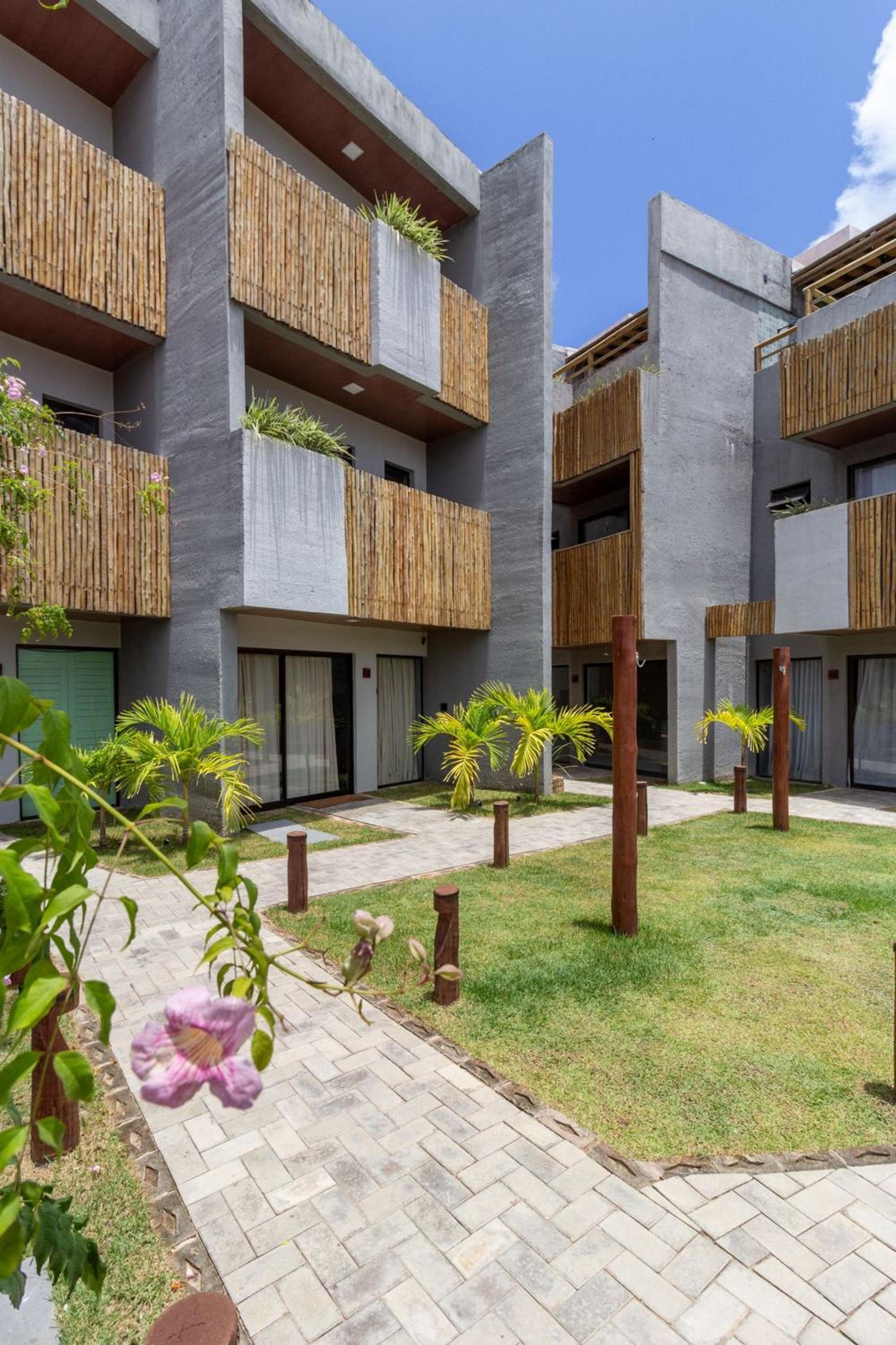 Triplex com piscina na praia do Patacho by QAVI