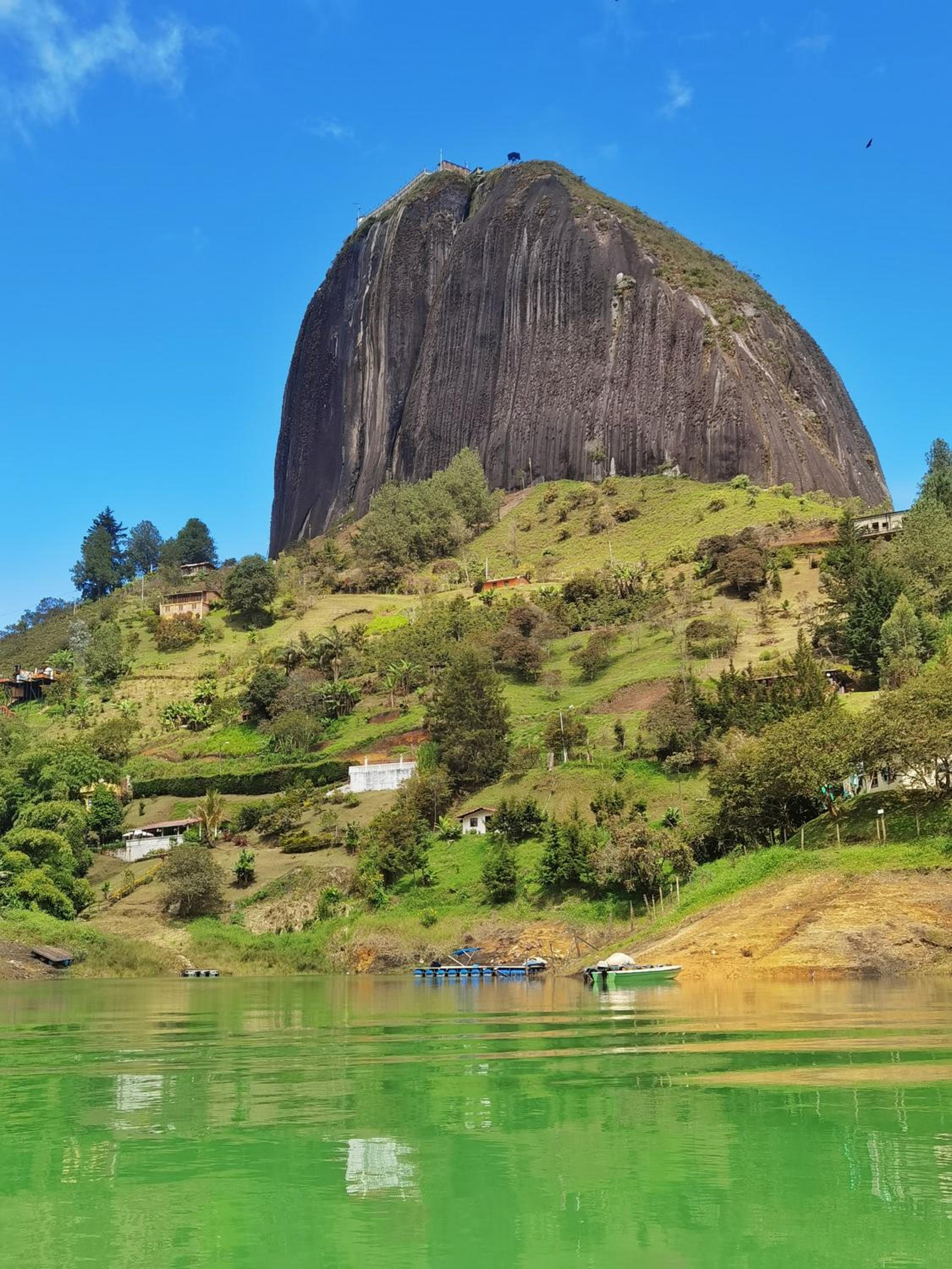 Descanso Bajo La Piedra Del Peñol