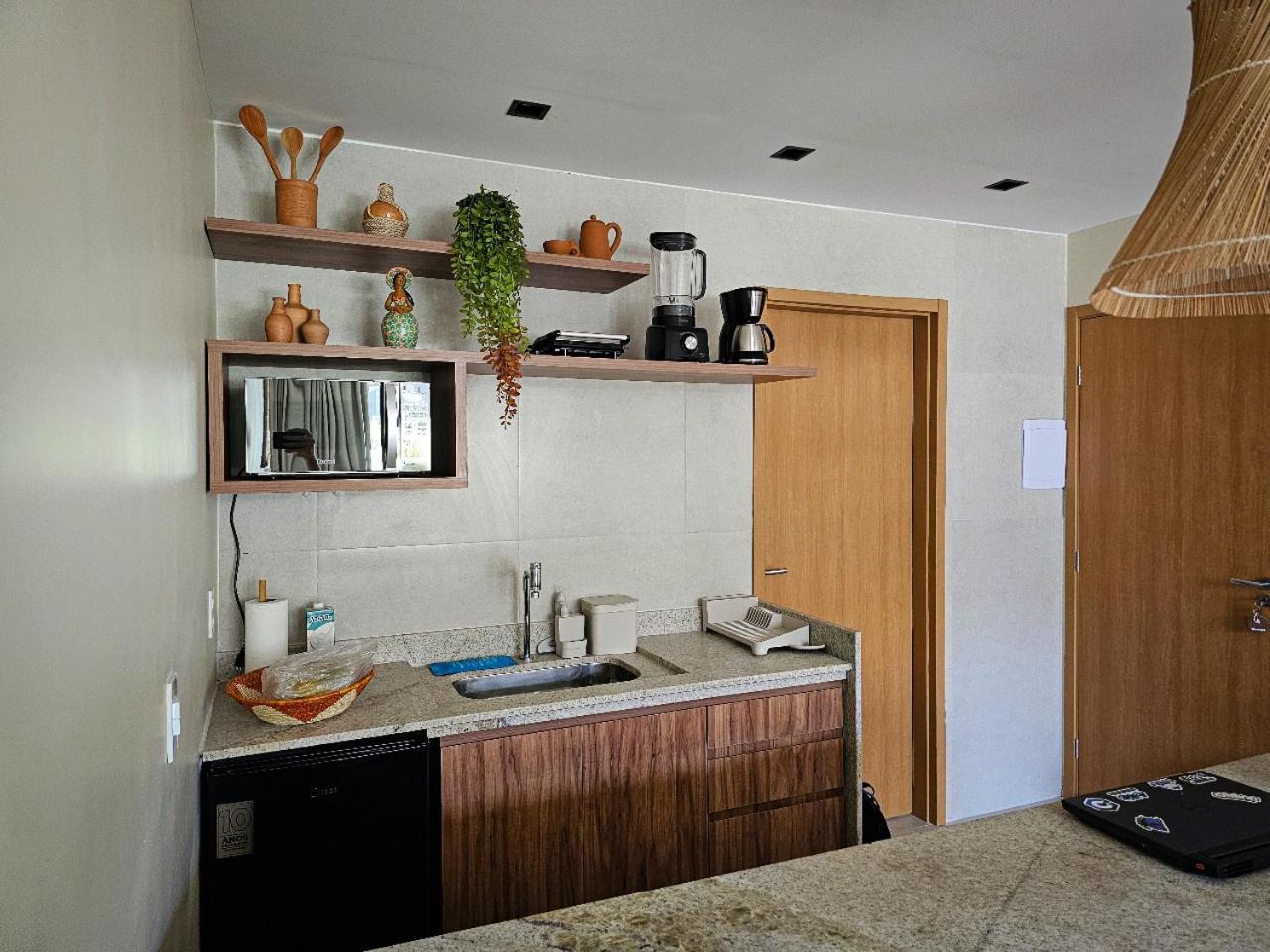 Apê Praia do Toque com Ar no Quarto e Sala, Condomínio com Academia, Quadra de Beach Tennis e Vôlei, Estacionamento Grátis e Restaurante