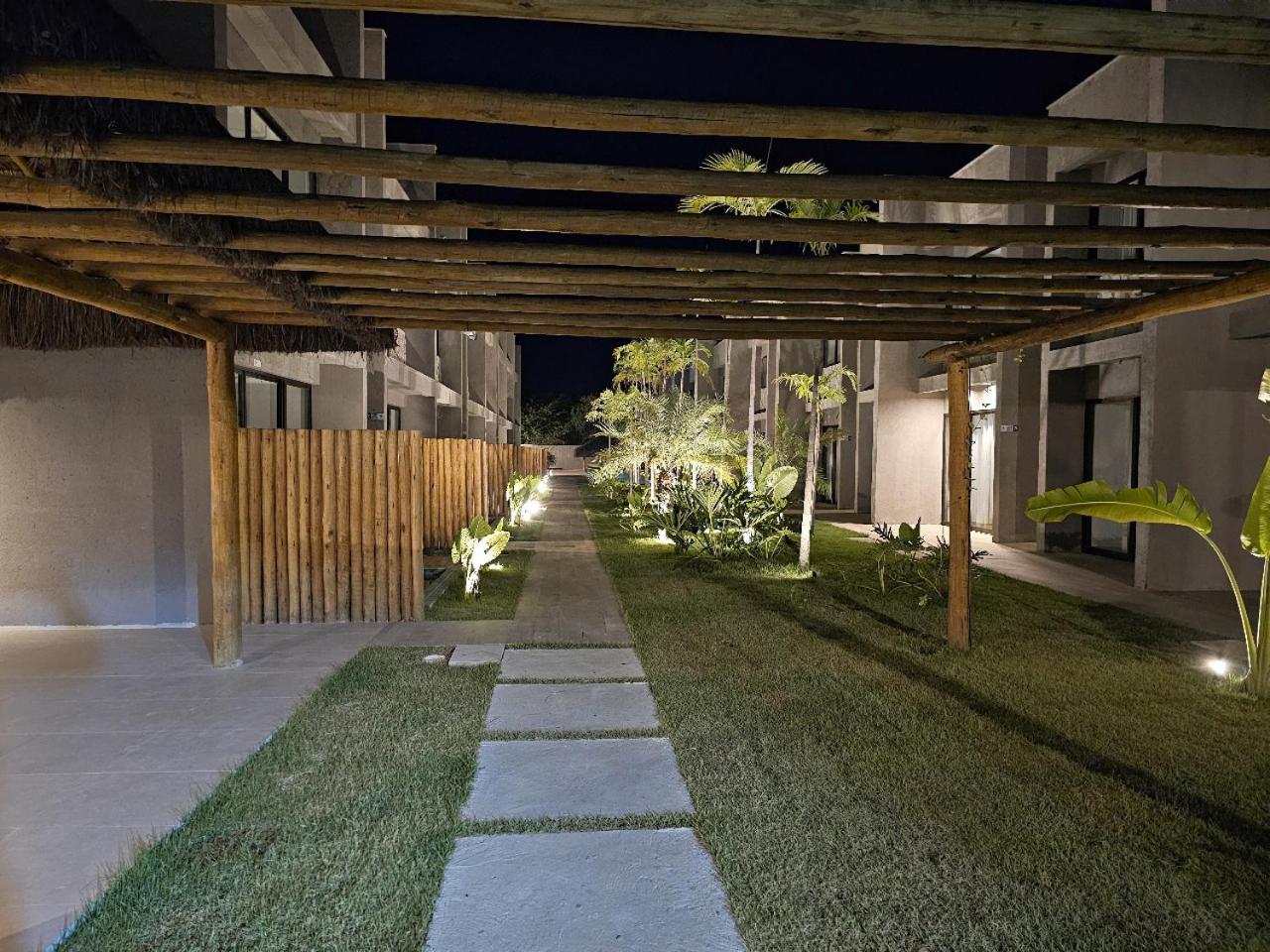 Apê Praia do Toque com Ar no Quarto e Sala, Condomínio com Academia, Quadra de Beach Tennis e Vôlei, Estacionamento Grátis e Restaurante