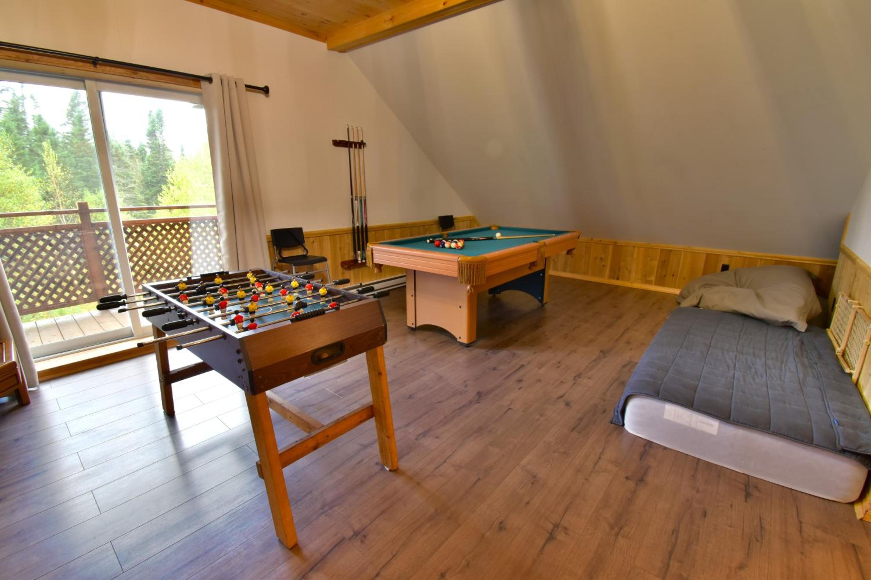 The Escapade - Private hot tub with pool table