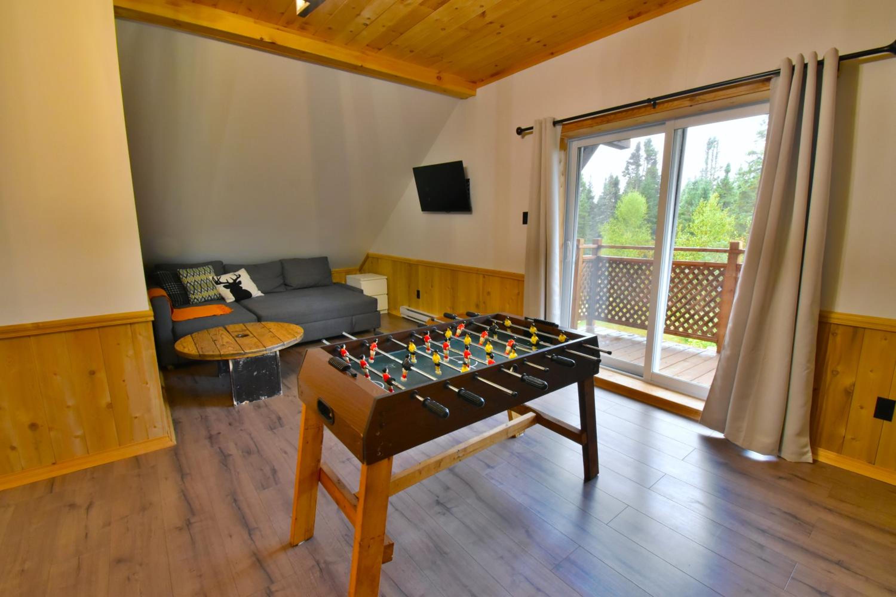 The Escapade - Private hot tub with pool table