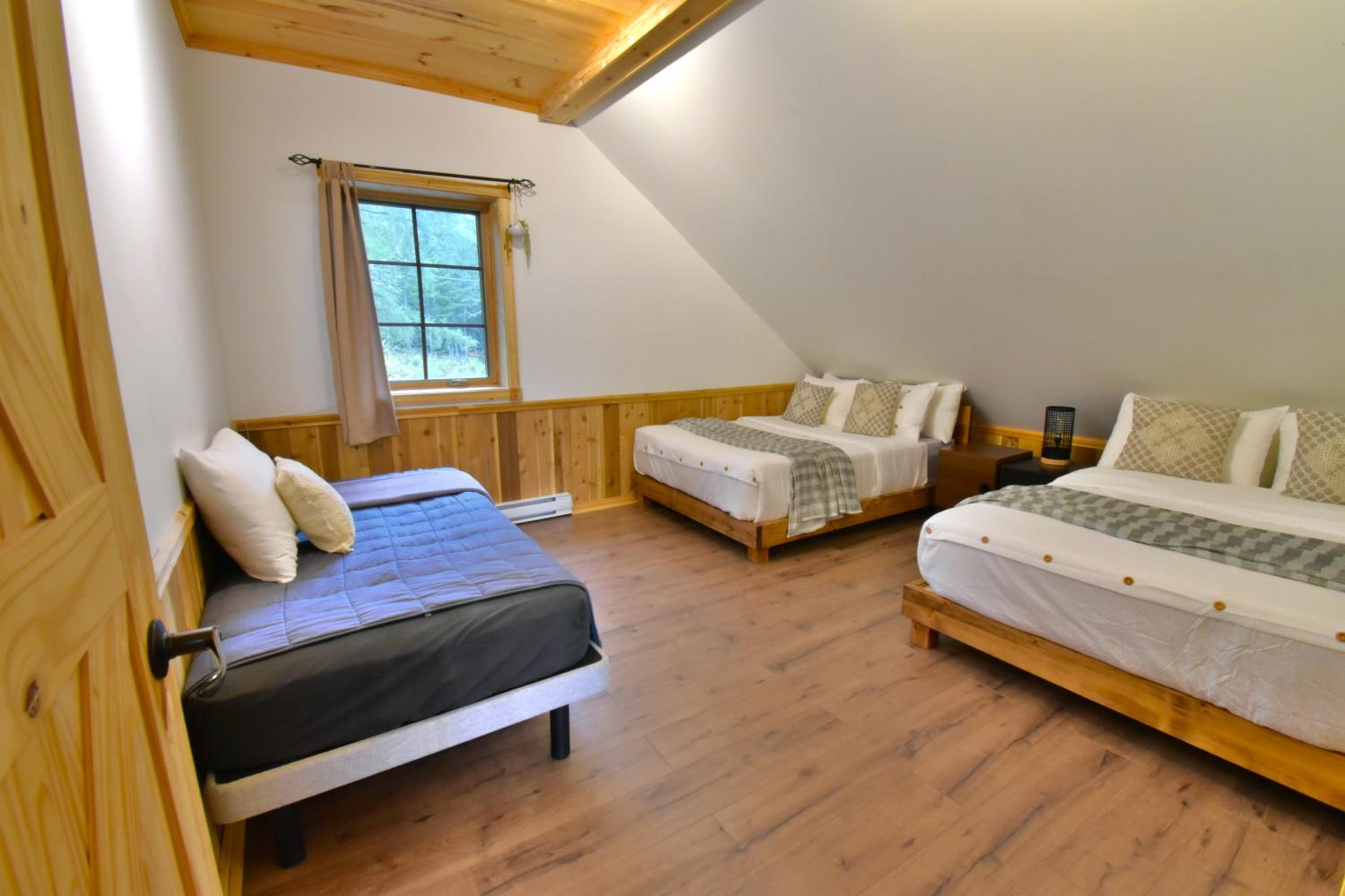 The Escapade - Private hot tub with pool table
