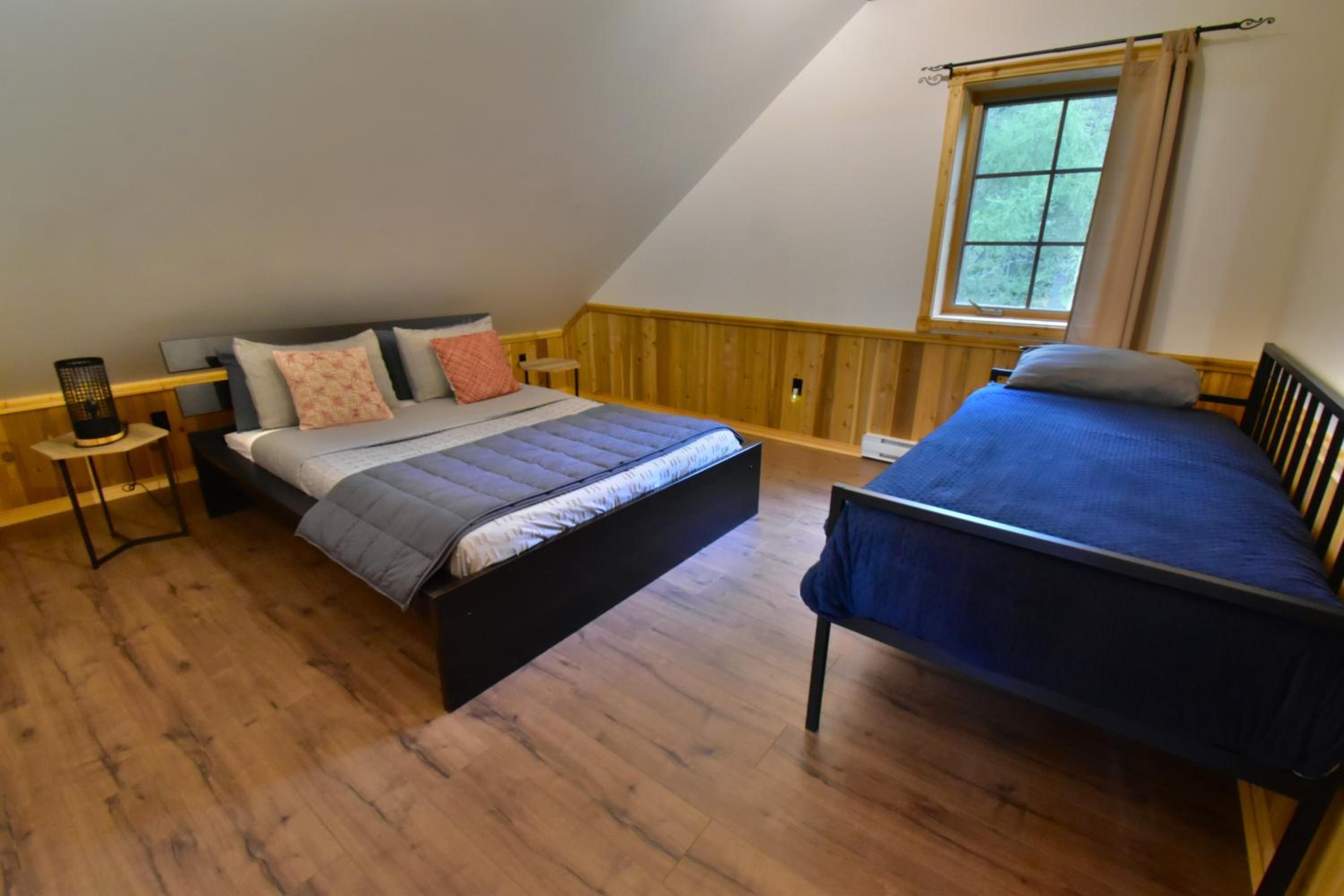 The Escapade - Private hot tub with pool table