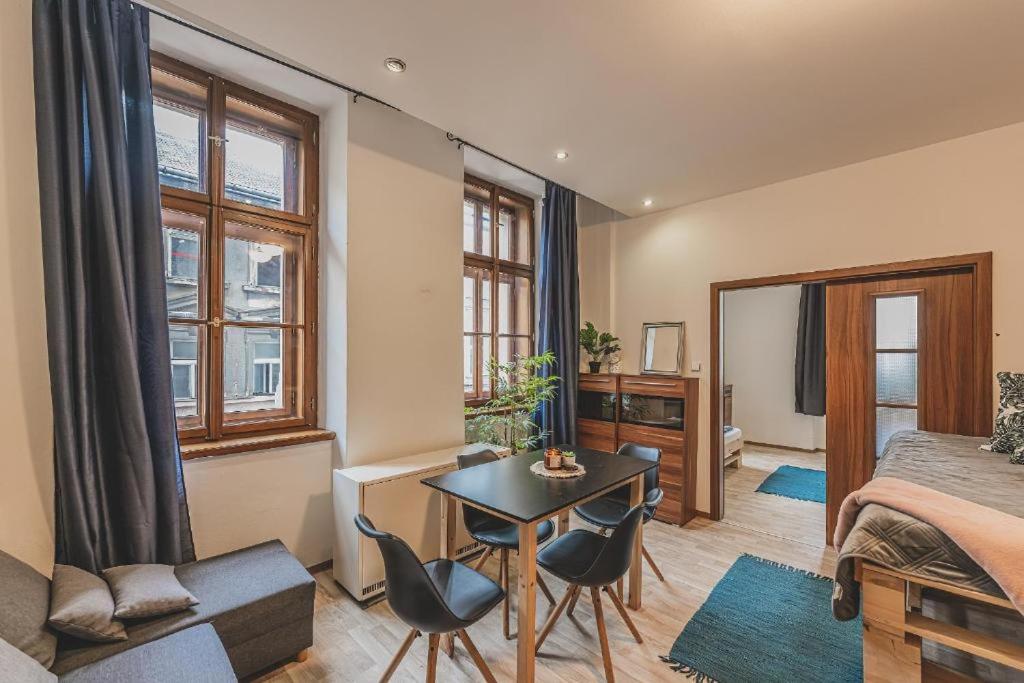 Moderní apartmán u Velkého náměstí 1, Wi-Fi zdarma, koupelna s vanou