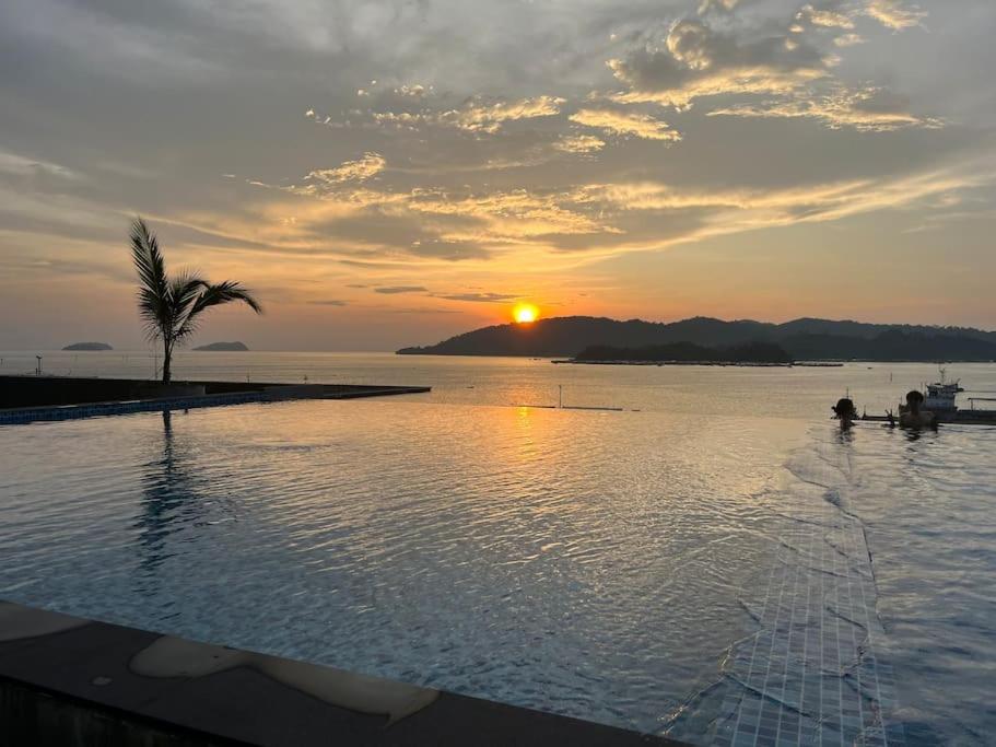 JQ Sea & Sunset view, 25th floor, Swimming Pool, byMGSabah photo 7