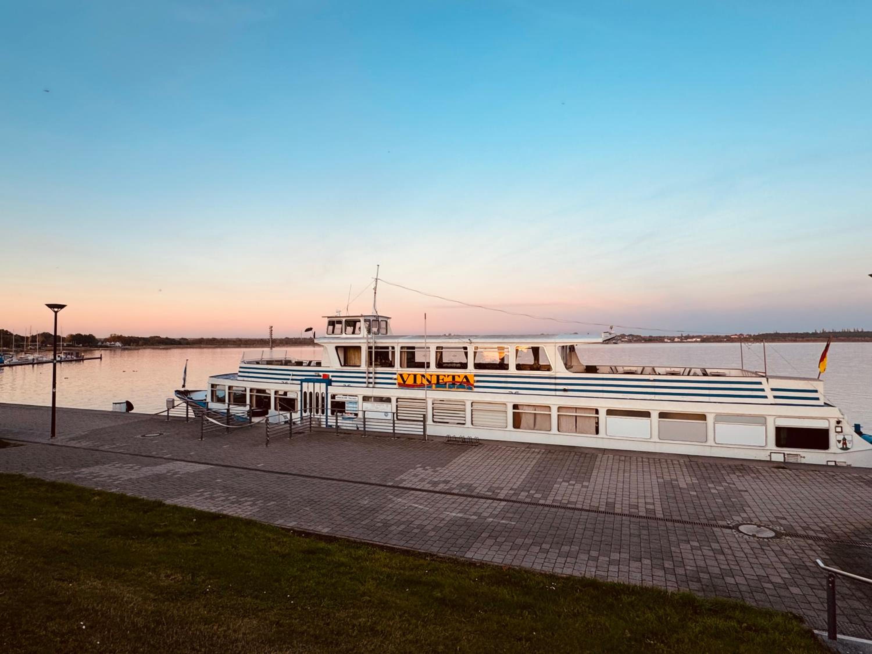 8 Personen Ferienhaus ,,Seegelblick" am Goitzschesee, erste Reihe am Strand mit Sauna, Whirlpool, Kamin, Wallbox & SUP view 2