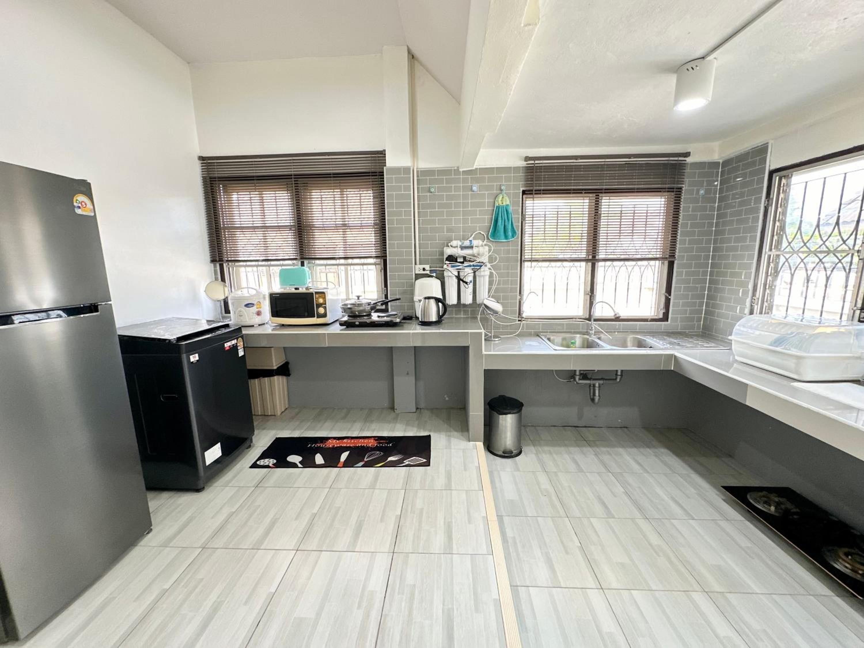 Cozy 3 BR house & green lawn near Airport & Old town view 2