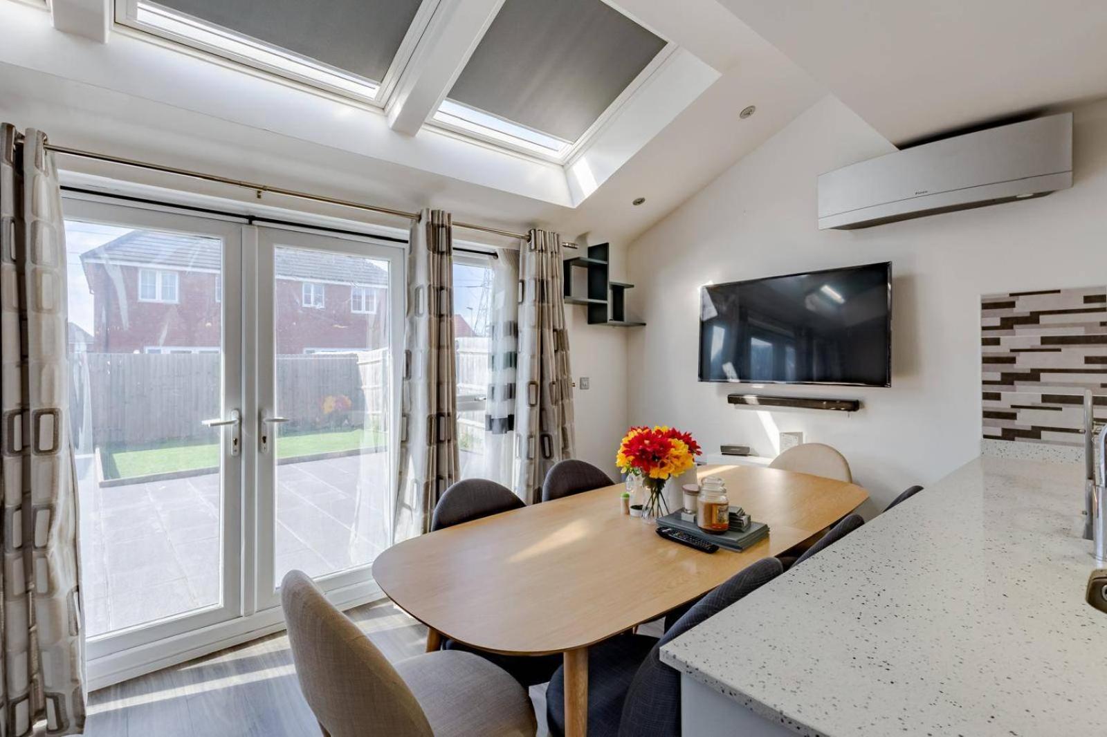 Sunset View-Luxury 2-Bed House Near Birmingham