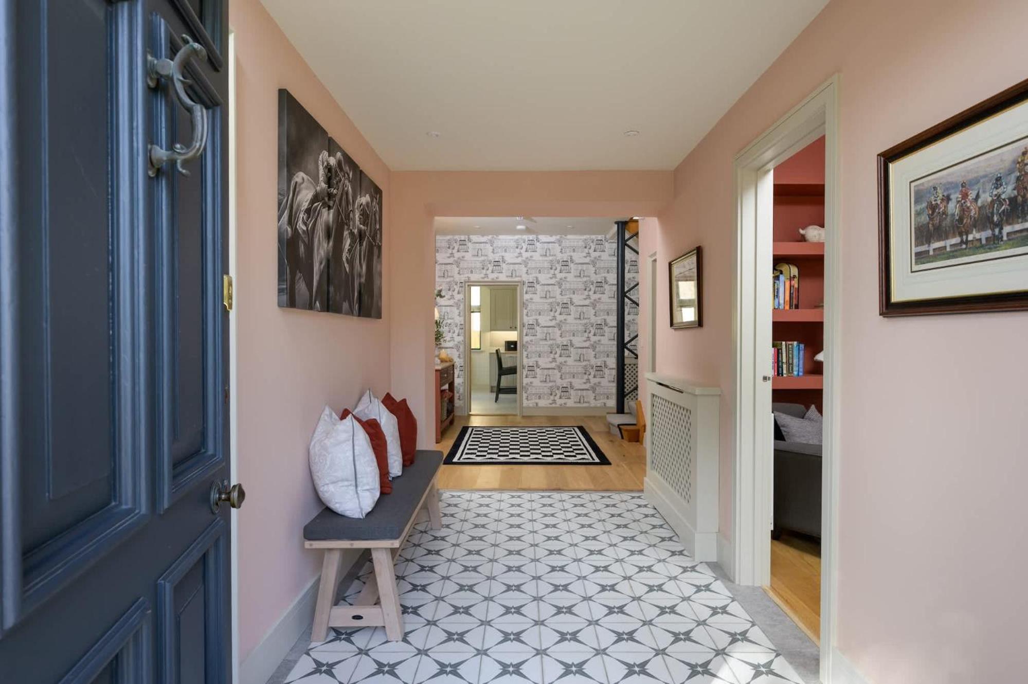 Luxurious Home in Cheltenham Private Parking view 3