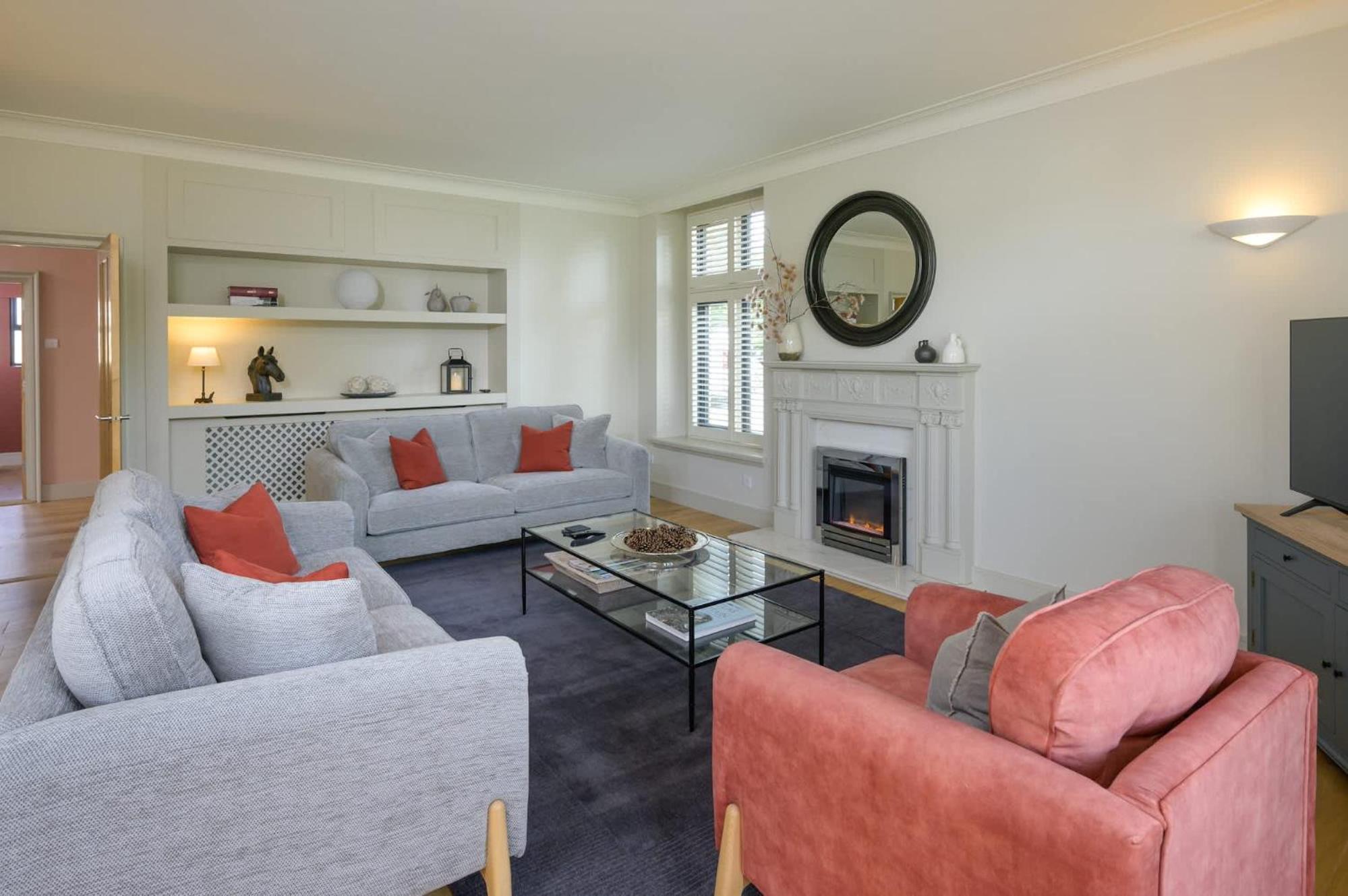 Luxurious Home in Cheltenham Private Parking view 4