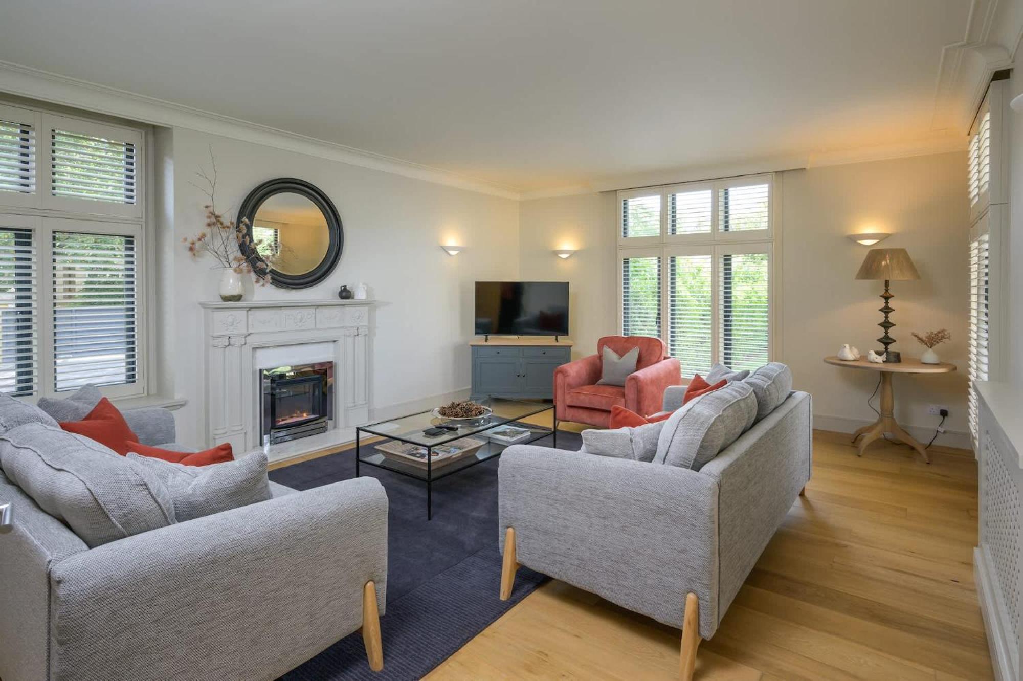 Luxurious Home in Cheltenham Private Parking view 5