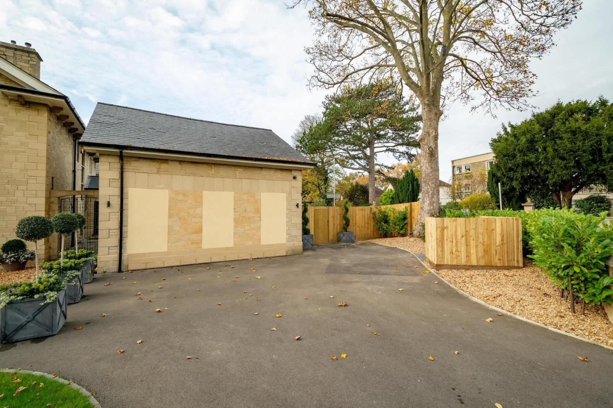 The Lodge Private Parking & Garden view 2