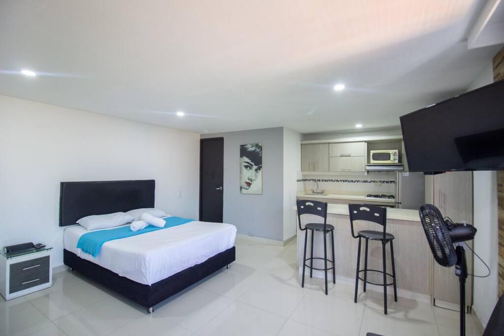Avenida el poblado con Garage y lavanderia 506