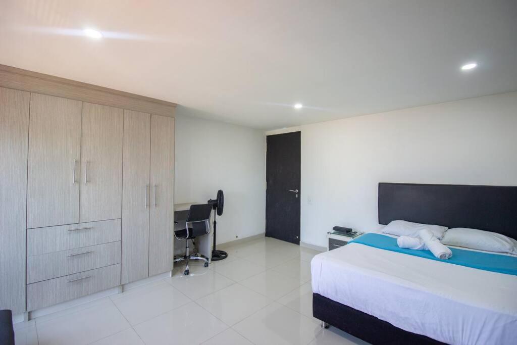 Avenida el poblado con Garage y lavanderia 506