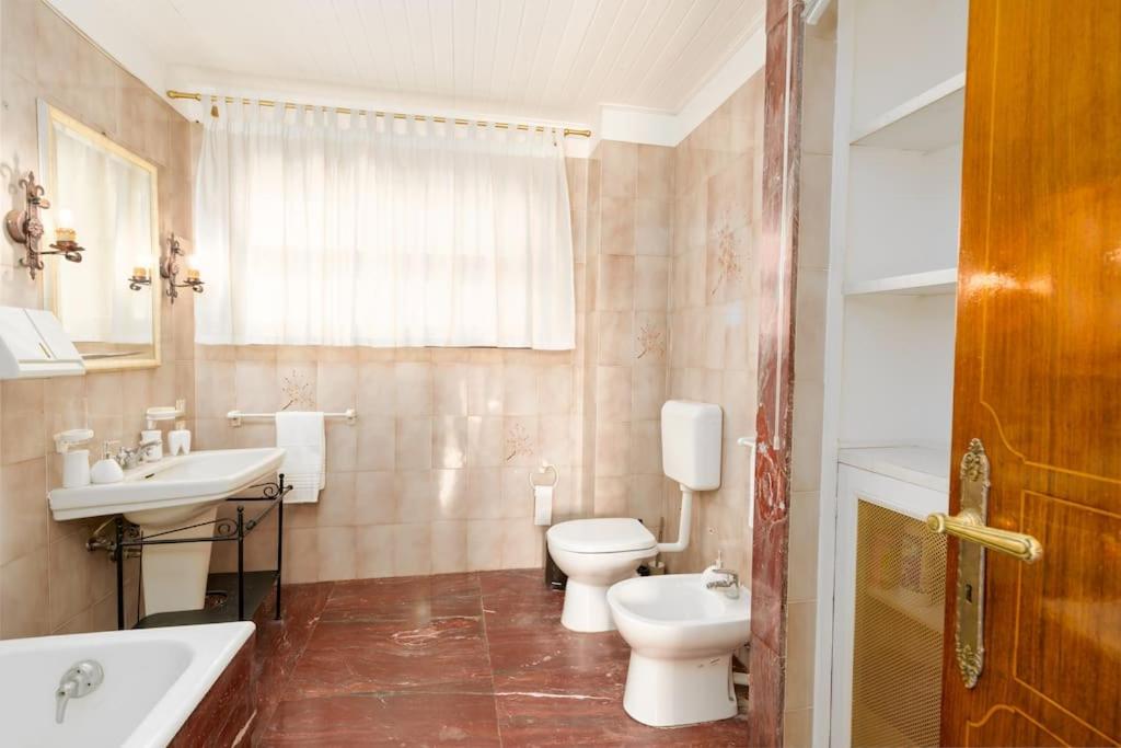 Etneolandscape en Catania — bathroom