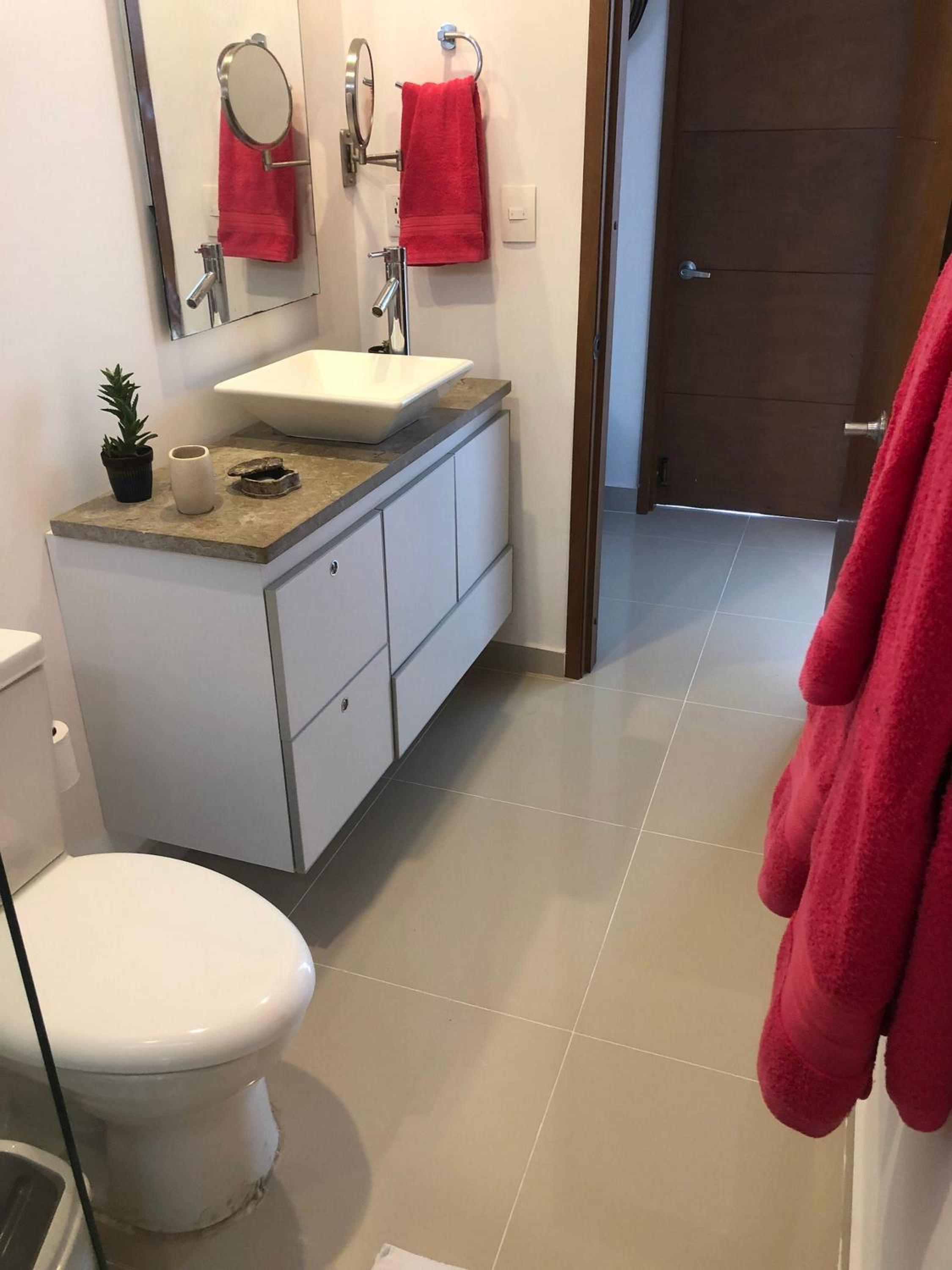 Amplios Aptos de Lujo Frente a la Playa a 5 Minutos del Centro y del Aeropuerto, en Edificio con Piscina, Jacuzzi, Sauna, Gimnasio, Turco y Seguridad las 2