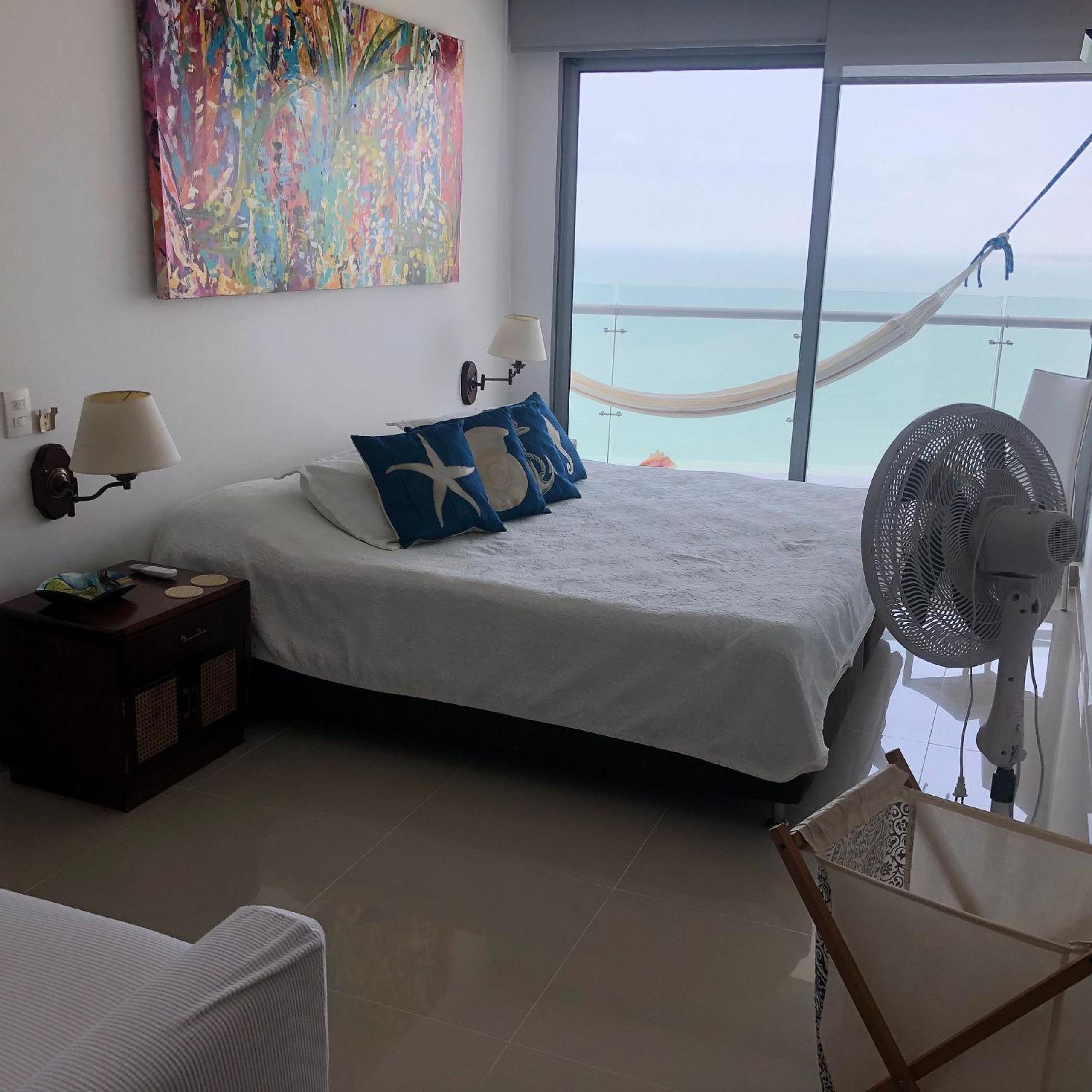 Amplios Aptos de Lujo Frente a la Playa a 5 Minutos del Centro y del Aeropuerto, en Edificio con Piscina, Jacuzzi, Sauna, Gimnasio, Turco y Seguridad las 2