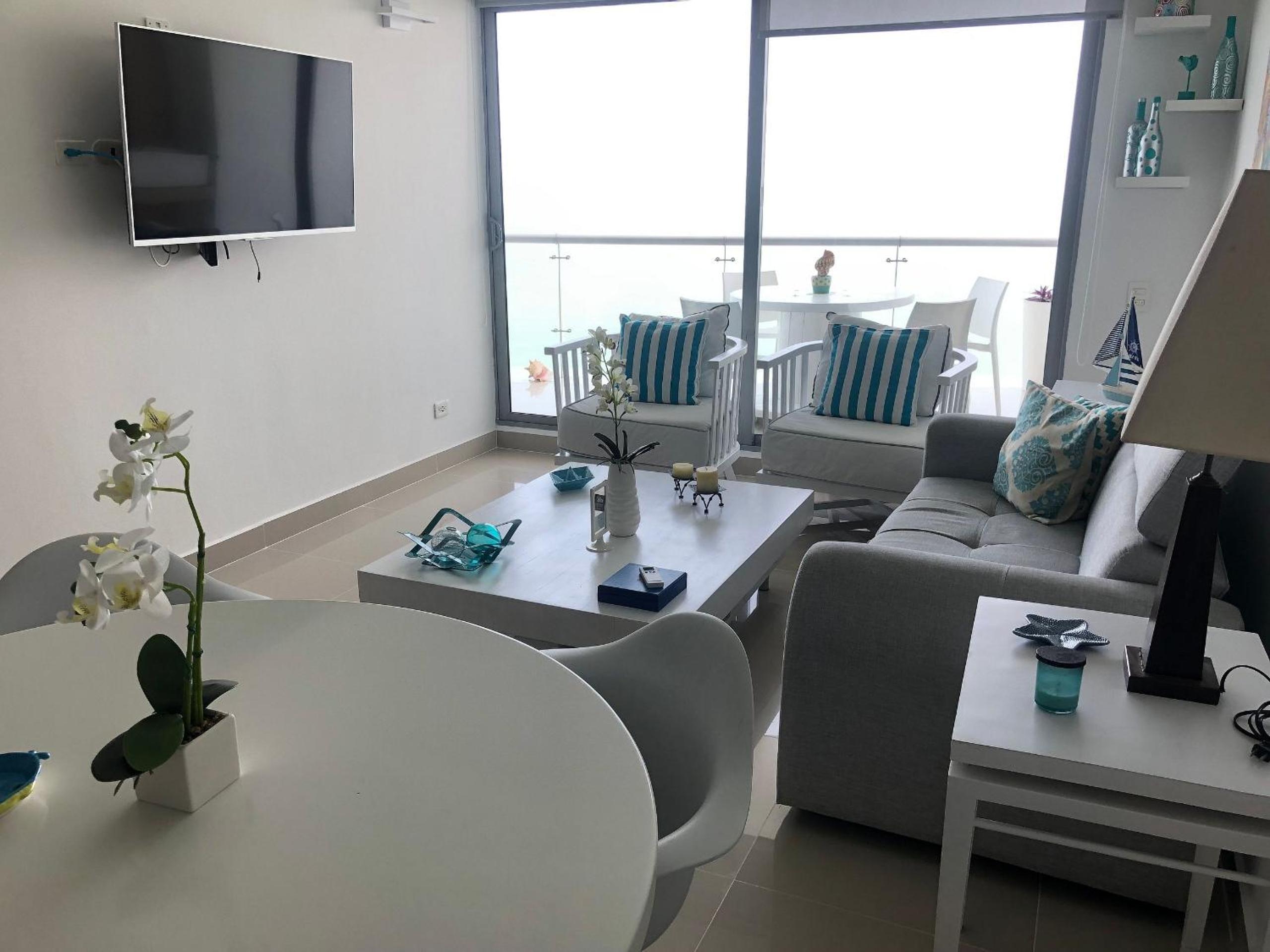 Amplios Aptos de Lujo Frente a la Playa a 5 Minutos del Centro y del Aeropuerto, en Edificio con Piscina, Jacuzzi, Sauna, Gimnasio, Turco y Seguridad las 2