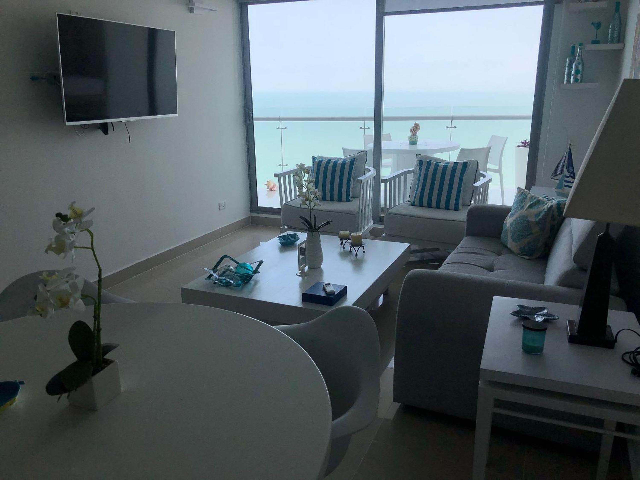 Amplios Aptos de Lujo Frente a la Playa a 5 Minutos del Centro y del Aeropuerto, en Edificio con Piscina, Jacuzzi, Sauna, Gimnasio, Turco y Seguridad las 2