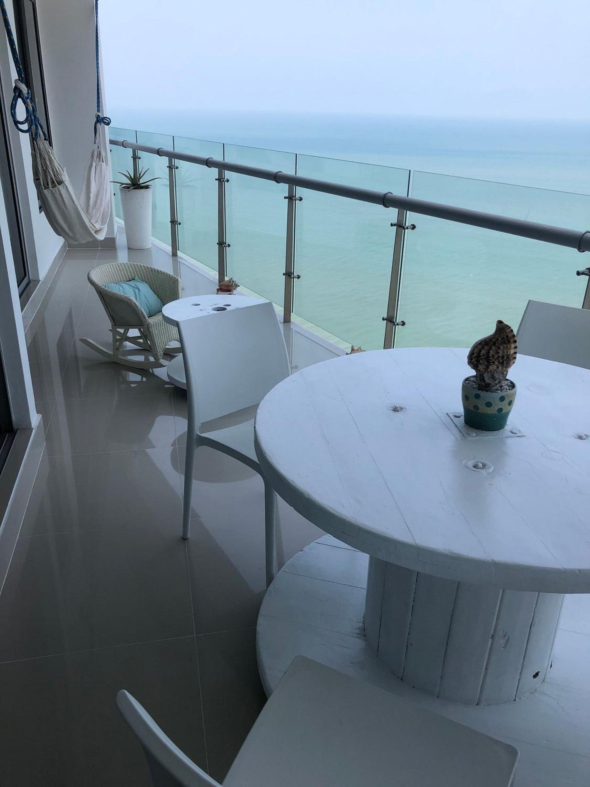 Amplios Aptos de Lujo Frente a la Playa a 5 Minutos del Centro y del Aeropuerto, en Edificio con Piscina, Jacuzzi, Sauna, Gimnasio, Turco y Seguridad las 2