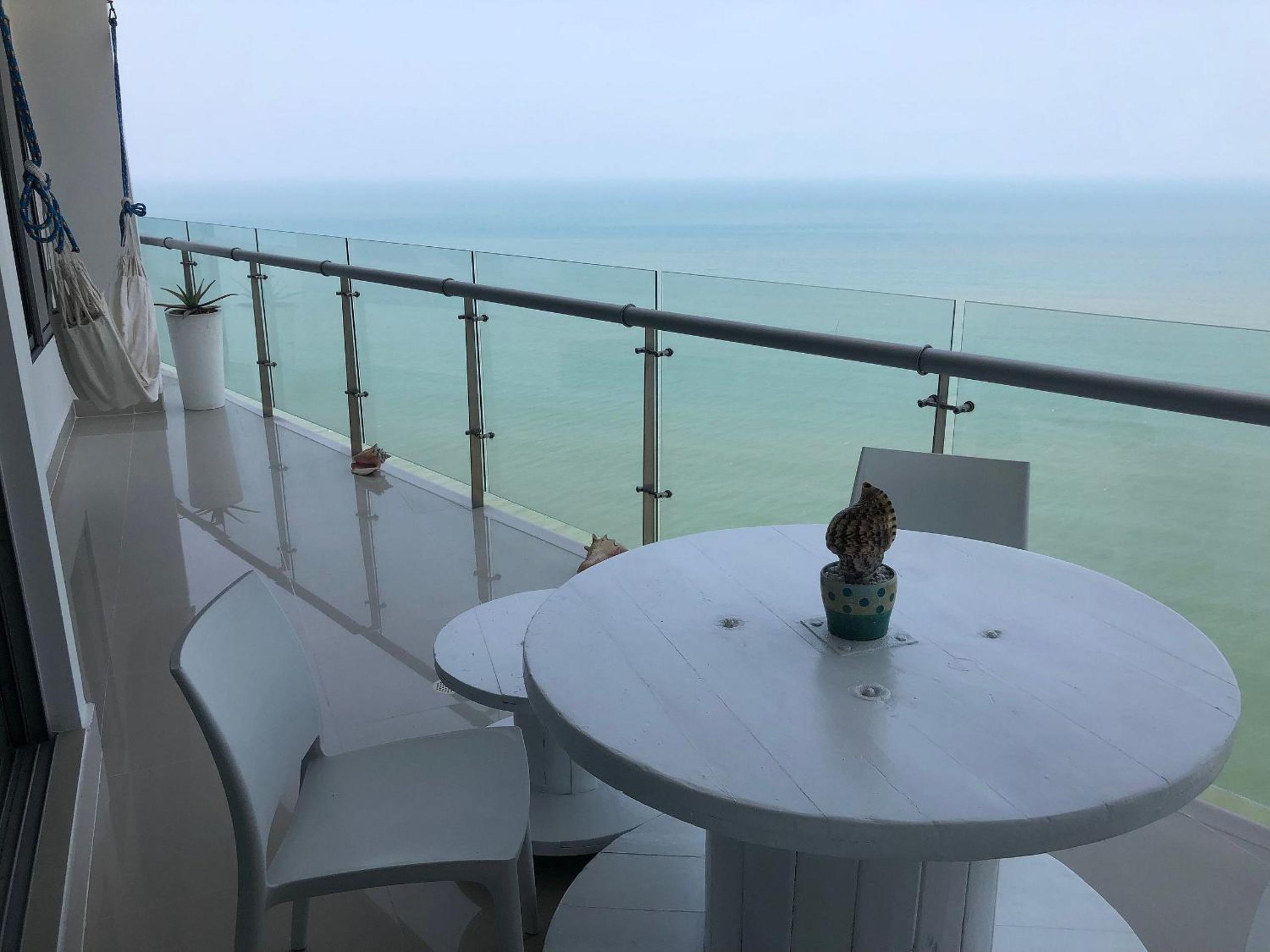 Amplios Aptos de Lujo Frente a la Playa a 5 Minutos del Centro y del Aeropuerto, en Edificio con Piscina, Jacuzzi, Sauna, Gimnasio, Turco y Seguridad las 2