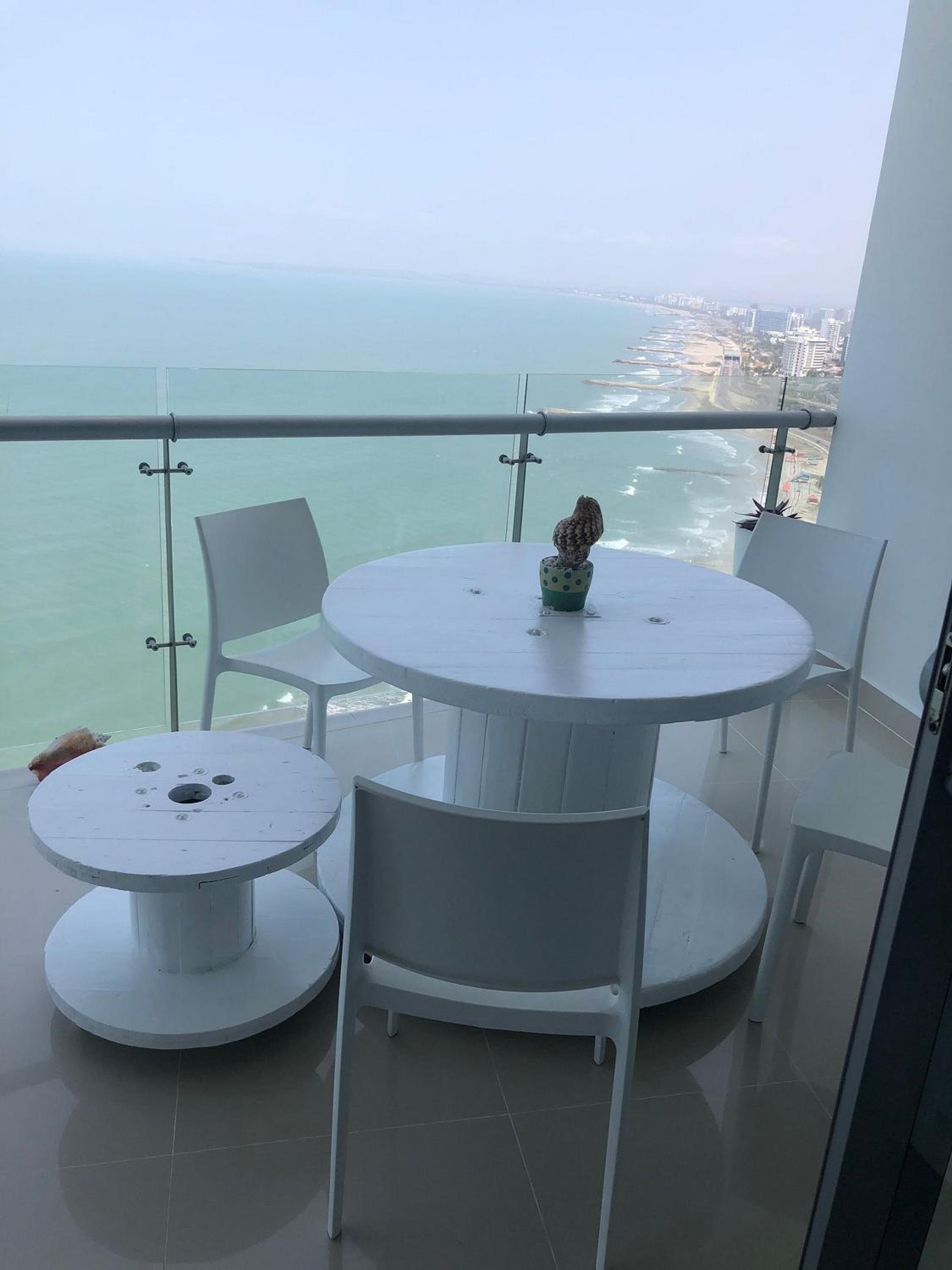 Amplios Aptos de Lujo Frente a la Playa a 5 Minutos del Centro y del Aeropuerto, en Edificio con Piscina, Jacuzzi, Sauna, Gimnasio, Turco y Seguridad las 2